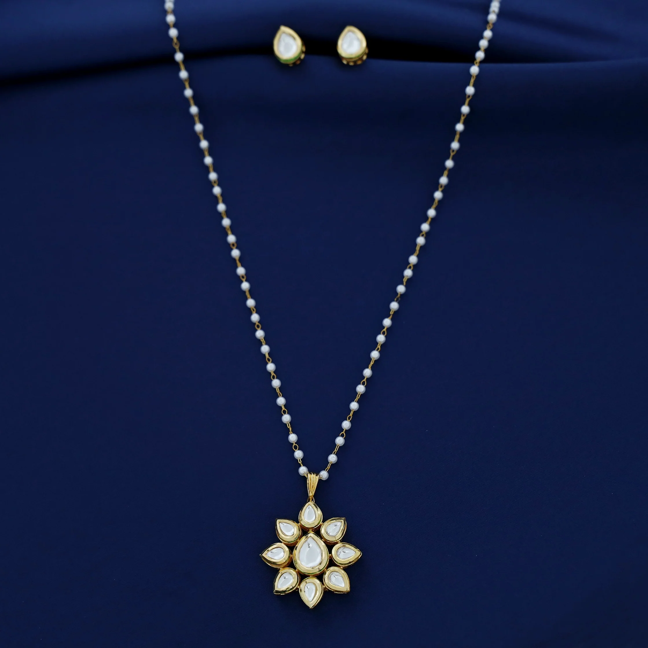 Laara Pearl Floral Kundan Neckpiece With Stud - Image 3