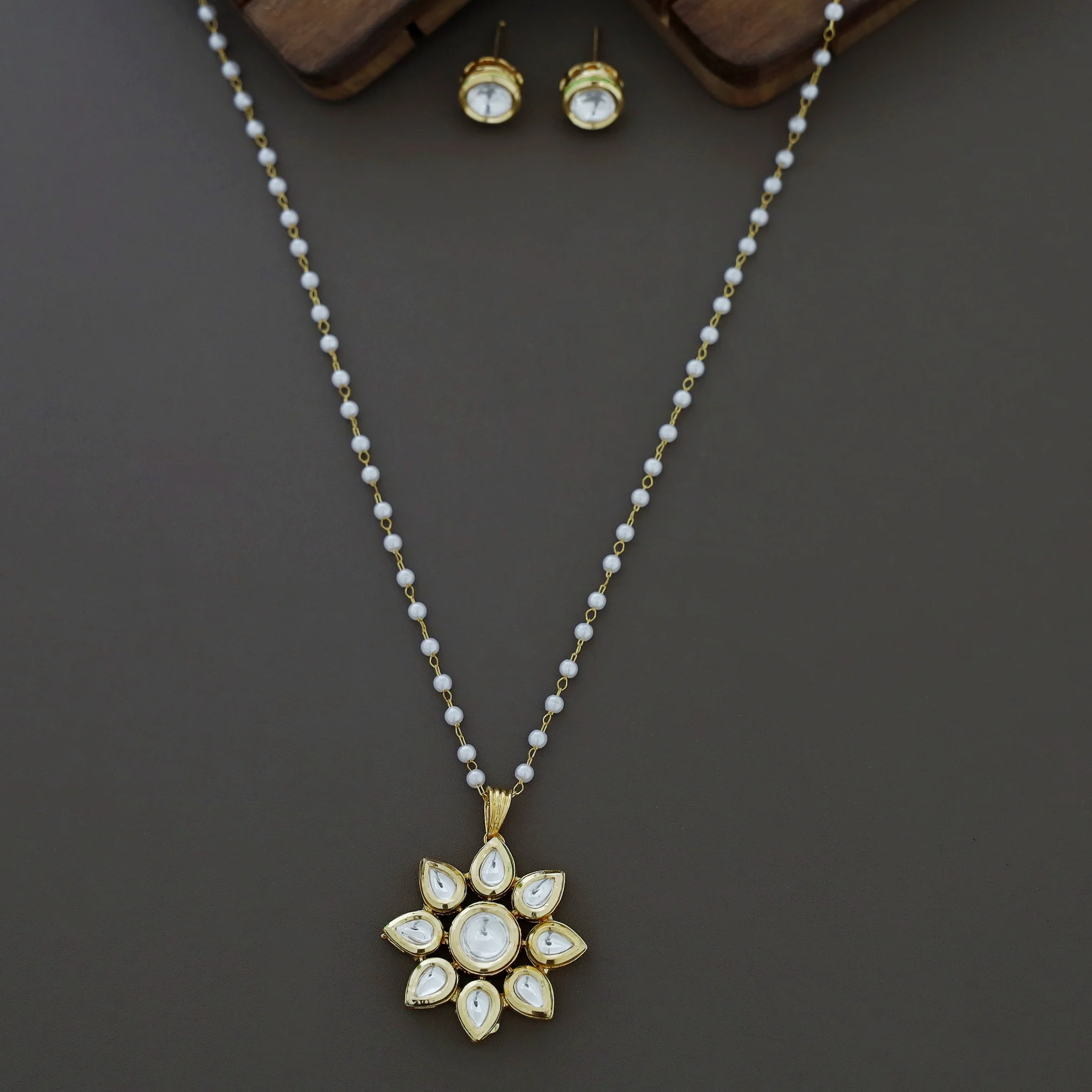 Laara Pearl Floral Kundan Neckpiece With Stud - Image 4