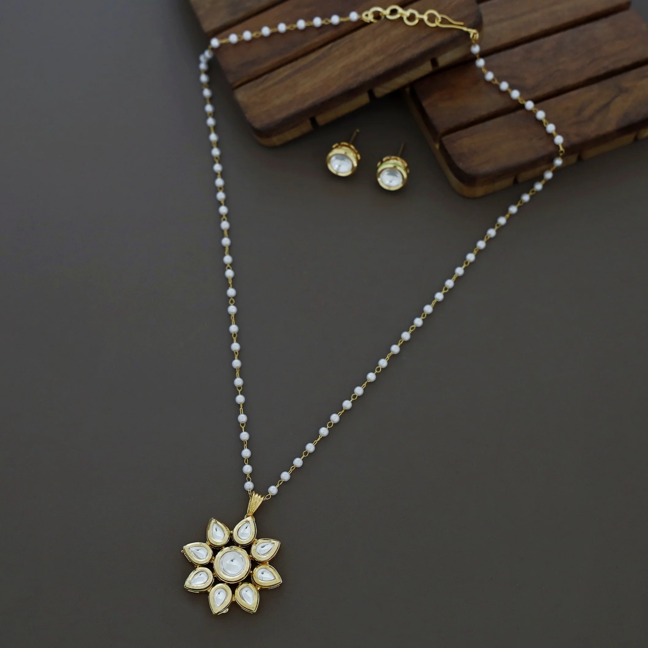 Laara Pearl Floral Kundan Neckpiece With Stud - Image 5