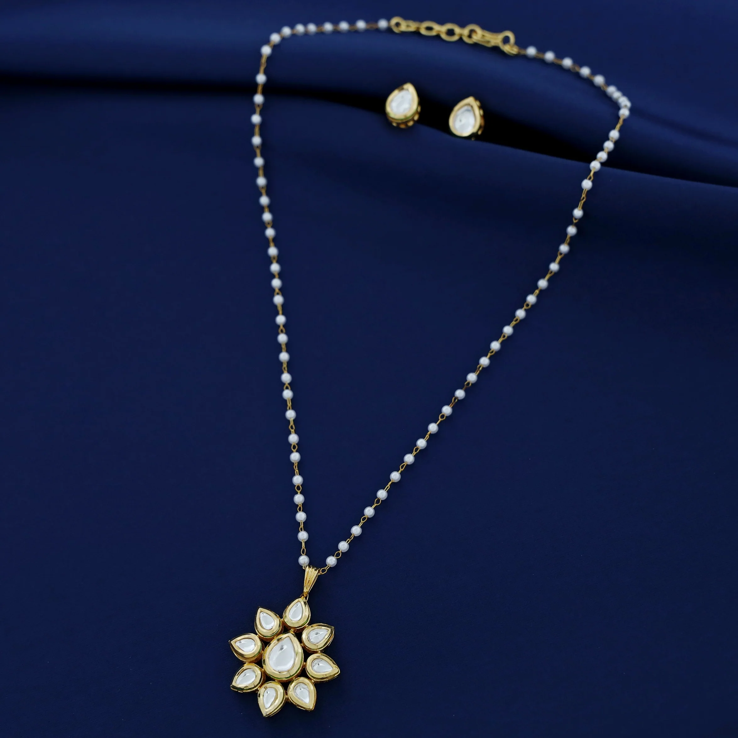 Laara Pearl Floral Kundan Neckpiece With Stud - Image 6