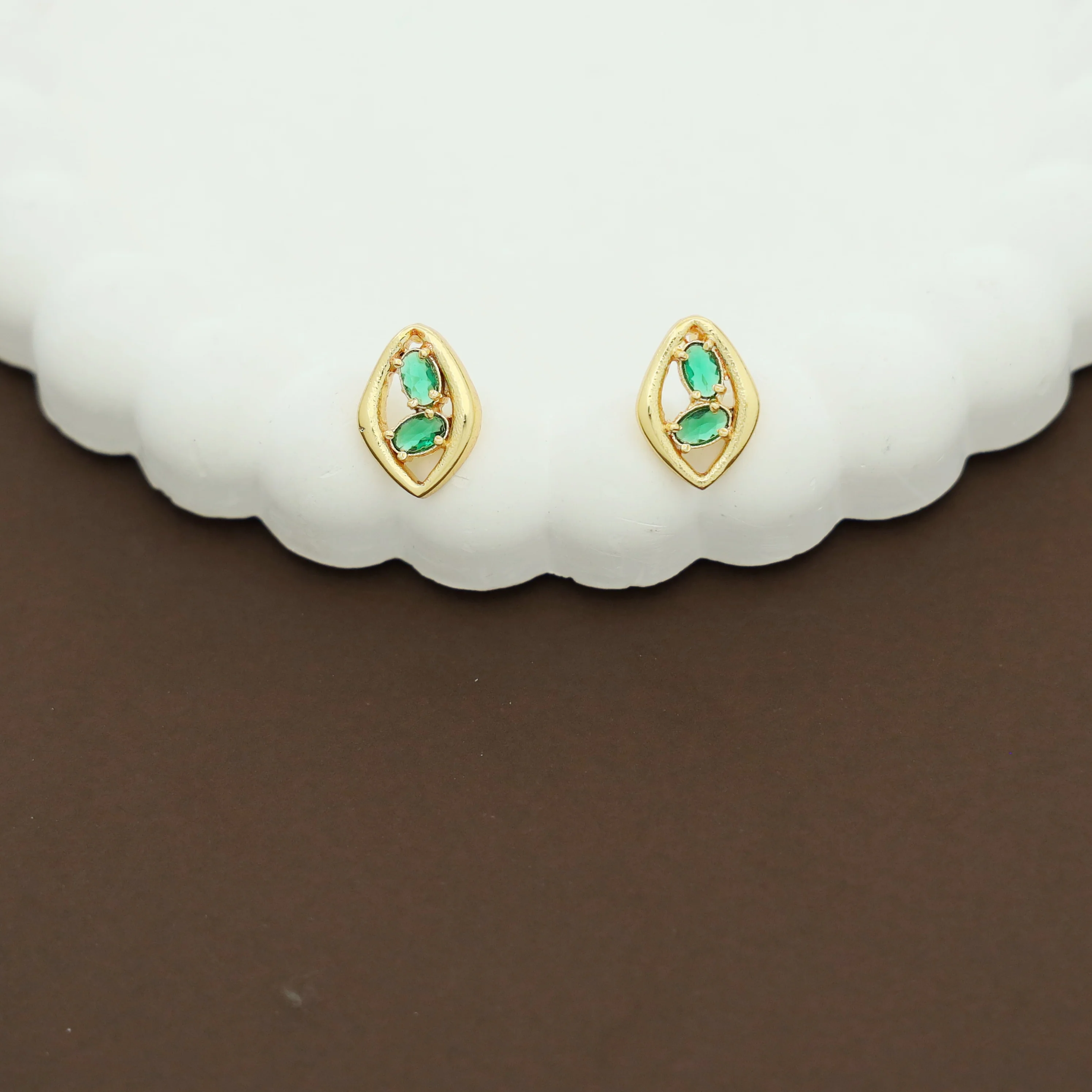 Golden Hammered Stick Glossy Eye Shaped Neckpiece With Earring - Image 11