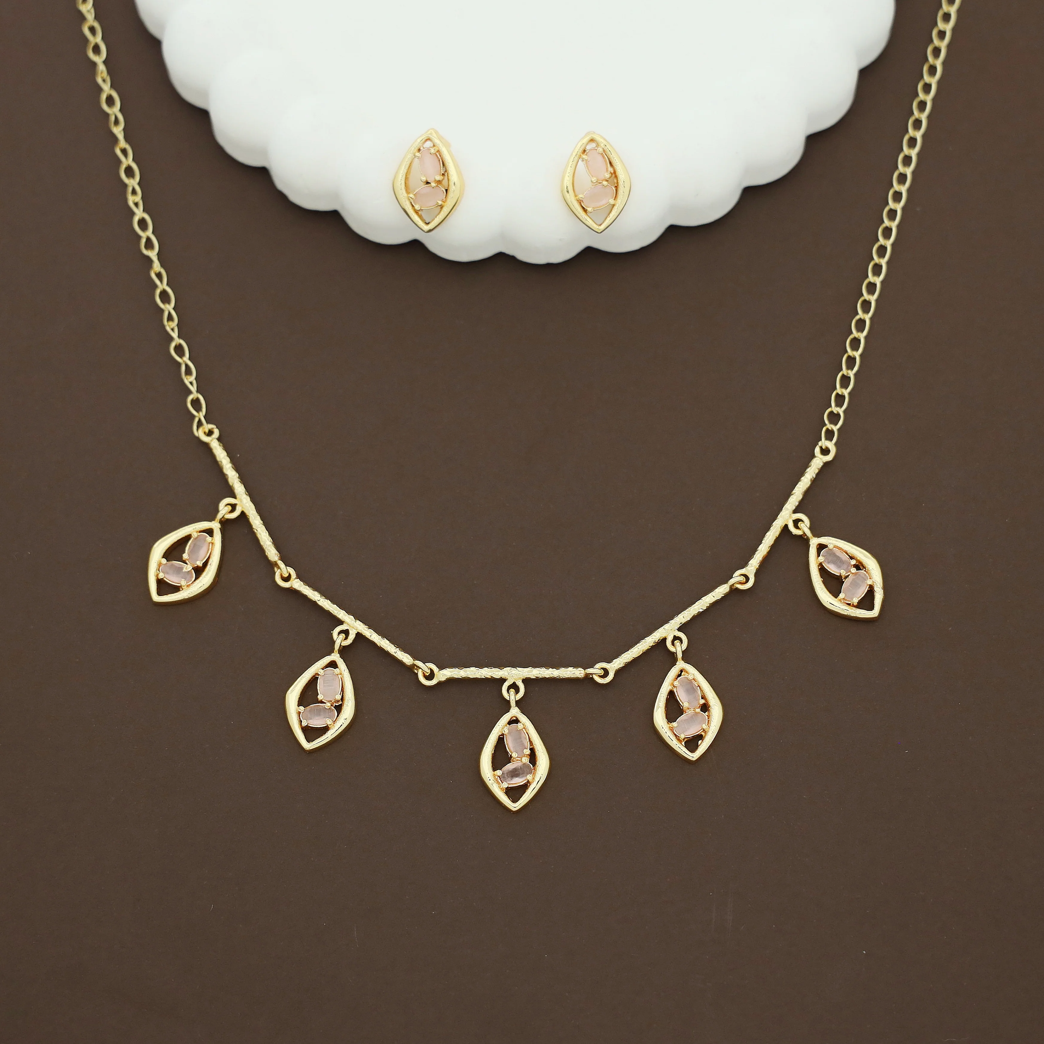 Golden Hammered Stick Glossy Eye Shaped Neckpiece With Earring - Image 5