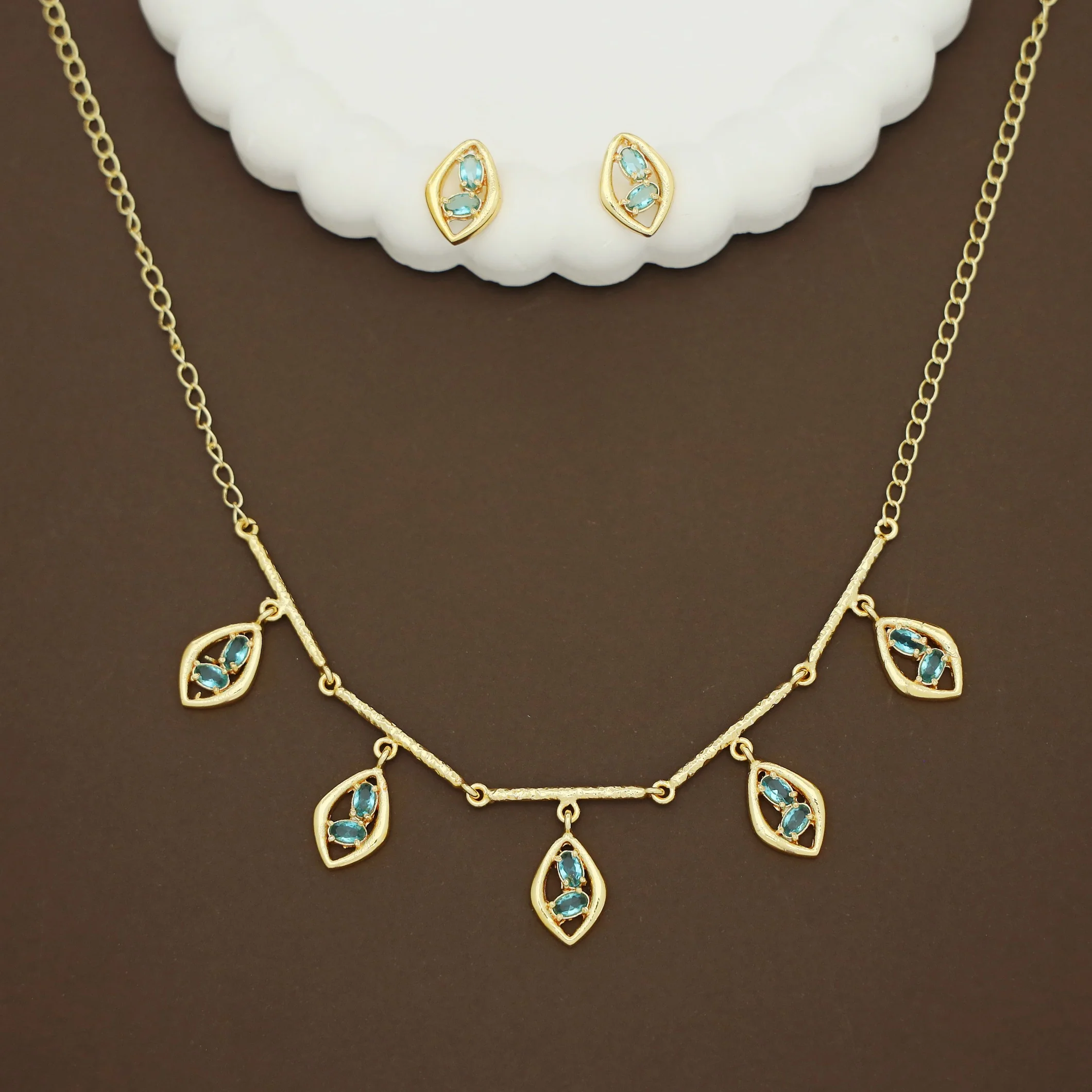 Golden Hammered Stick Glossy Eye Shaped Neckpiece With Earring - Image 6