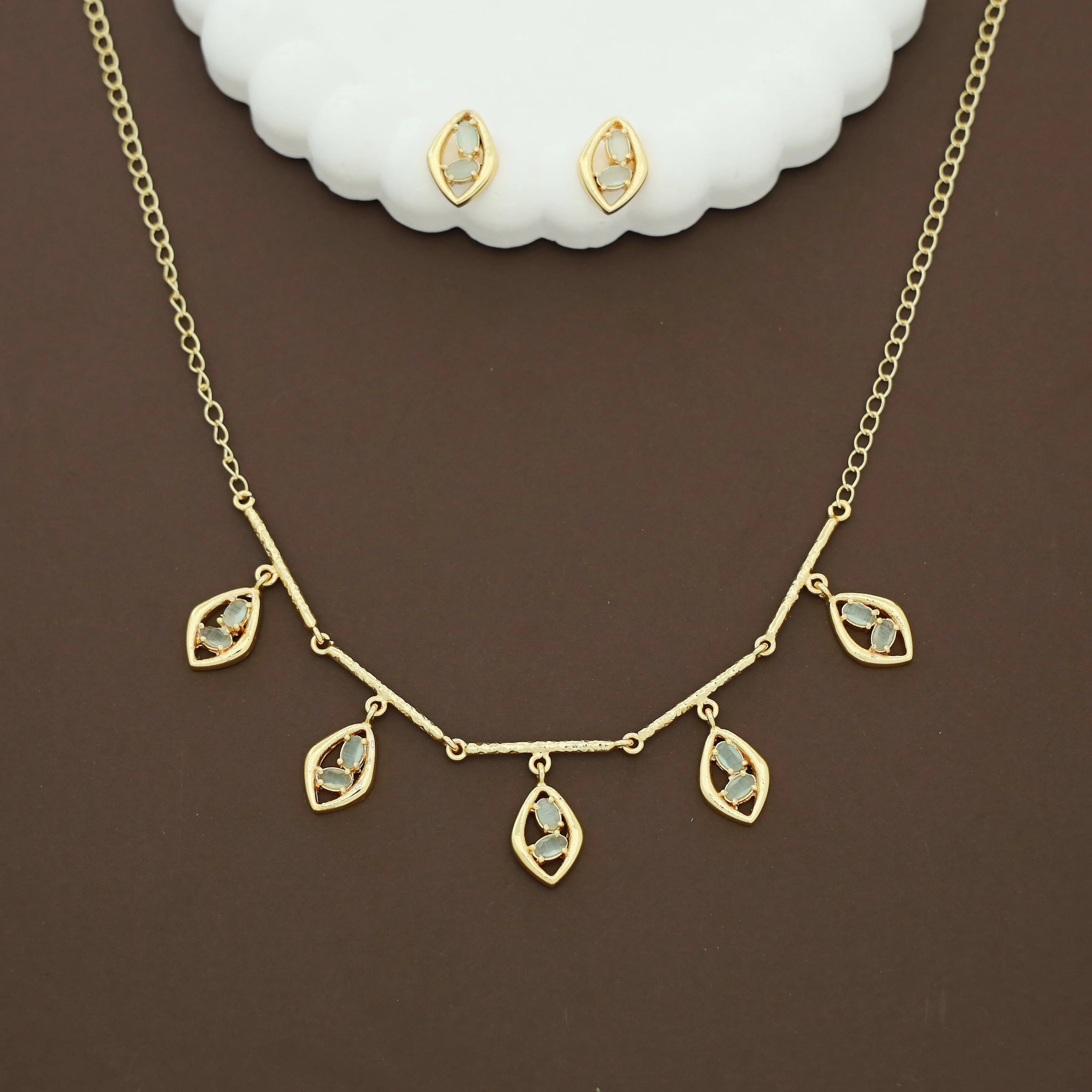 Golden Hammered Stick Glossy Eye Shaped Neckpiece With Earring - Image 8