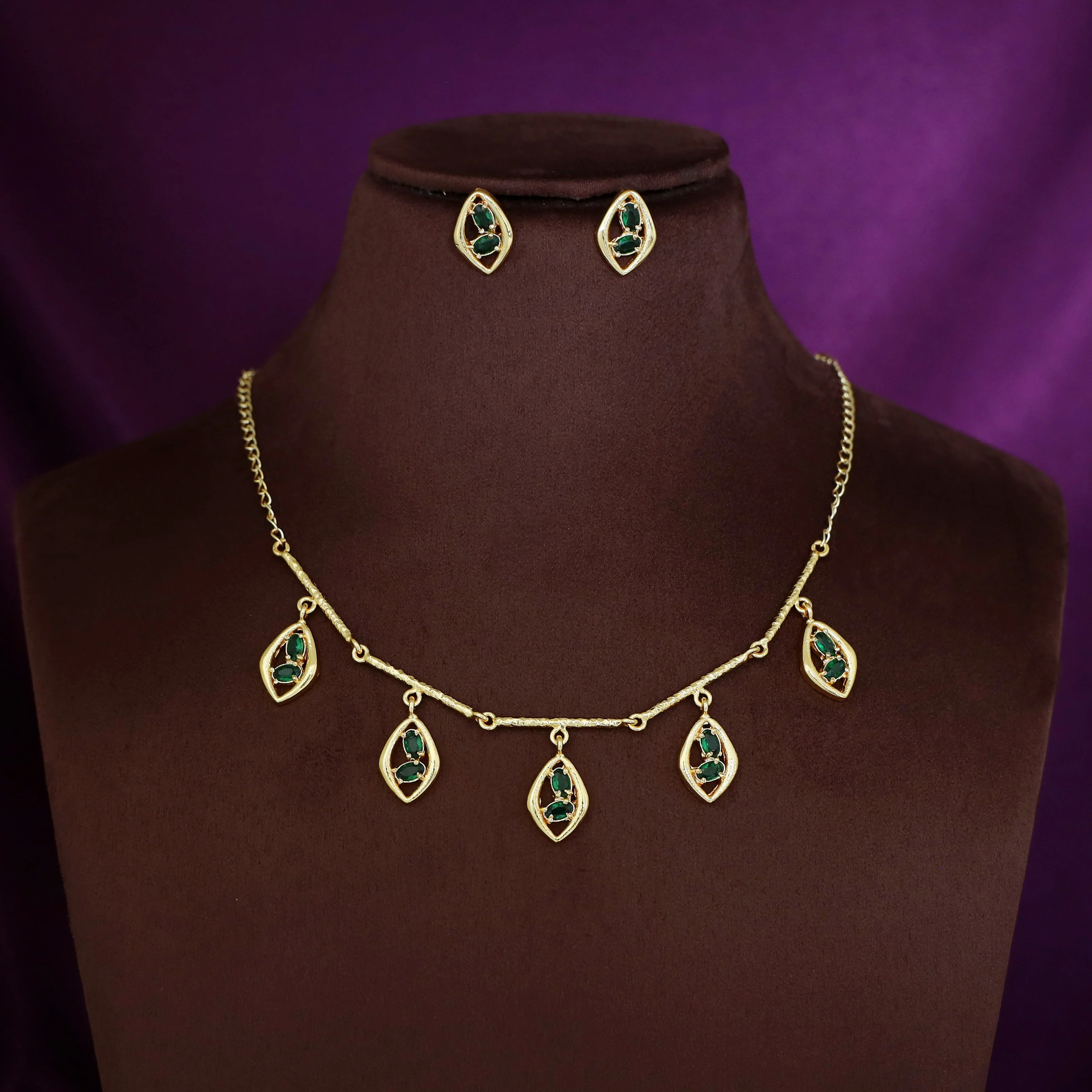 Golden Hammered Stick Glossy Eye Shaped Neckpiece With Earring - Image 9