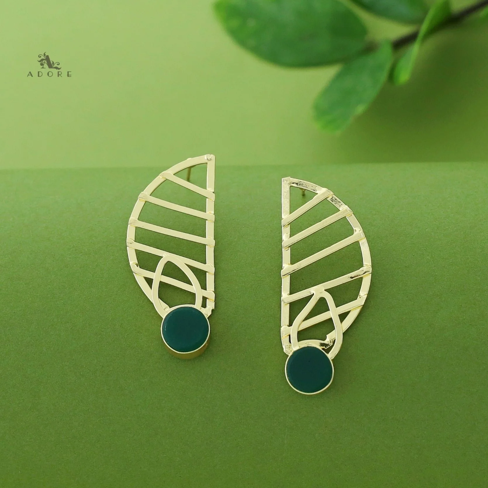 Takshvi Golden Raw Stone Earring - Image 4
