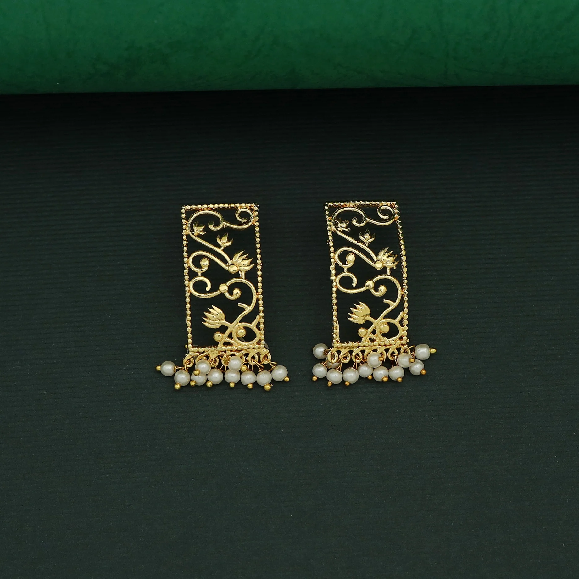 Tamasa Rectangle Filigree Cluster Pearl Choker With Earring - Image 5