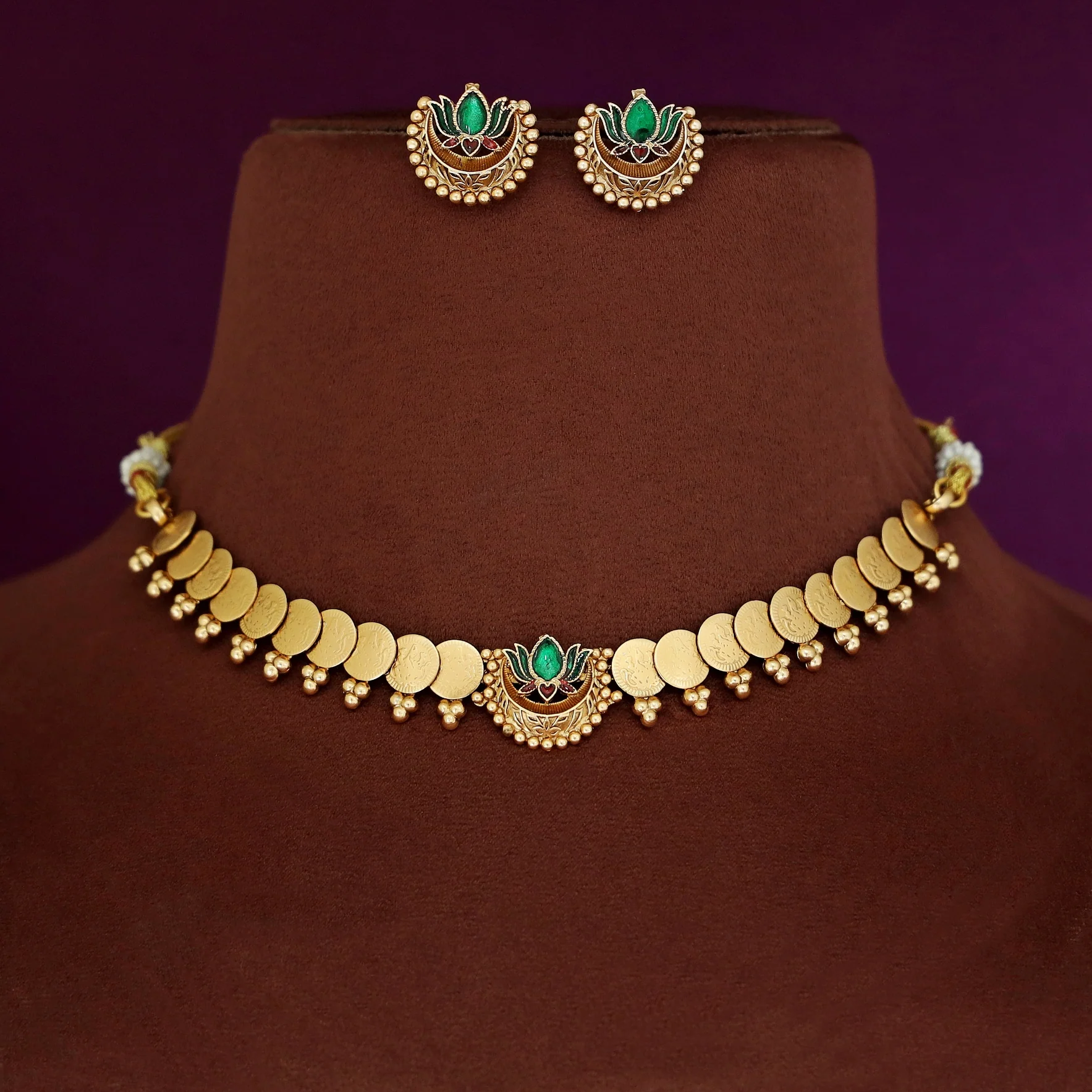 Tanisha Half Moon Lotus Kashi Choker With Earring - Image 4
