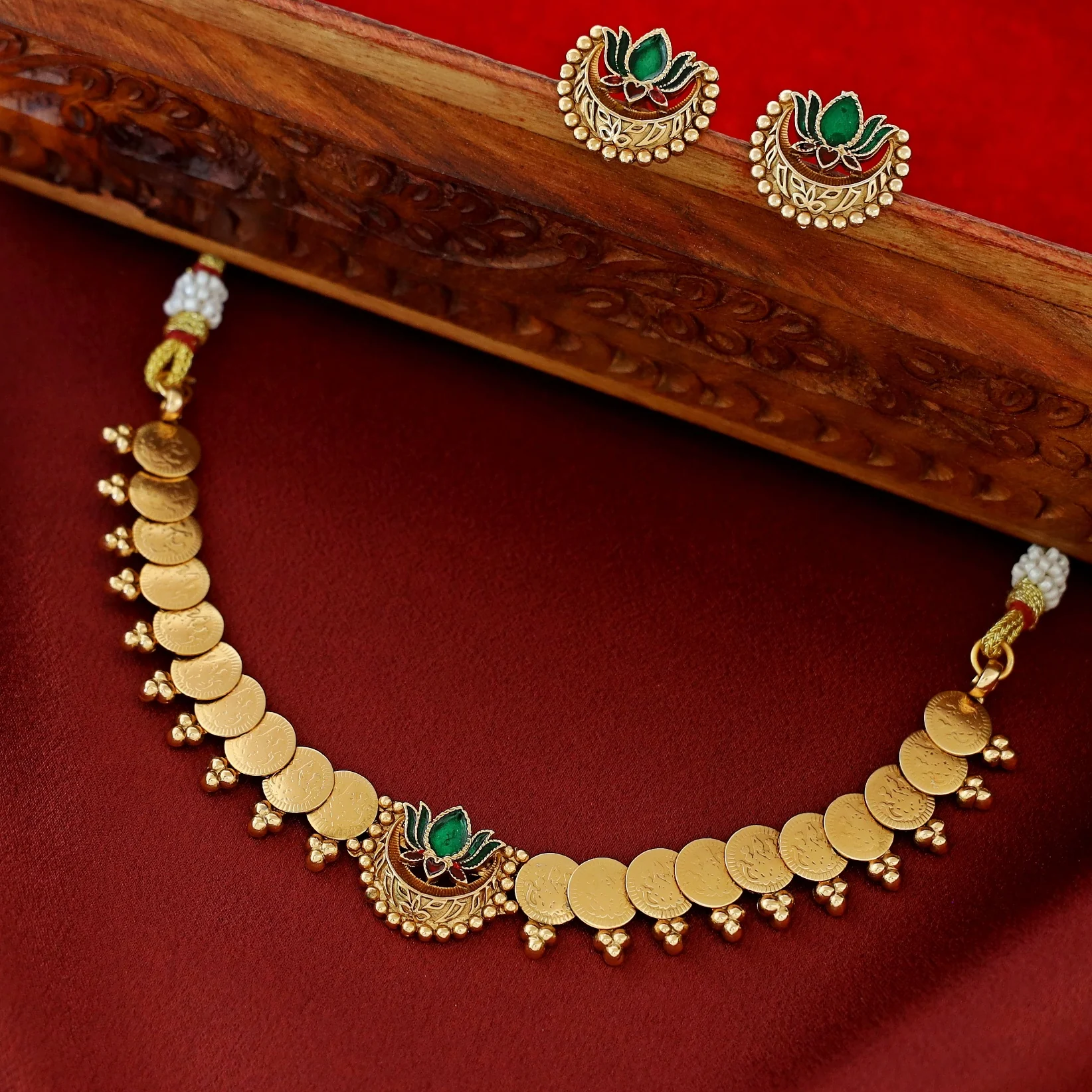 Tanisha Half Moon Lotus Kashi Choker With Earring - Image 8