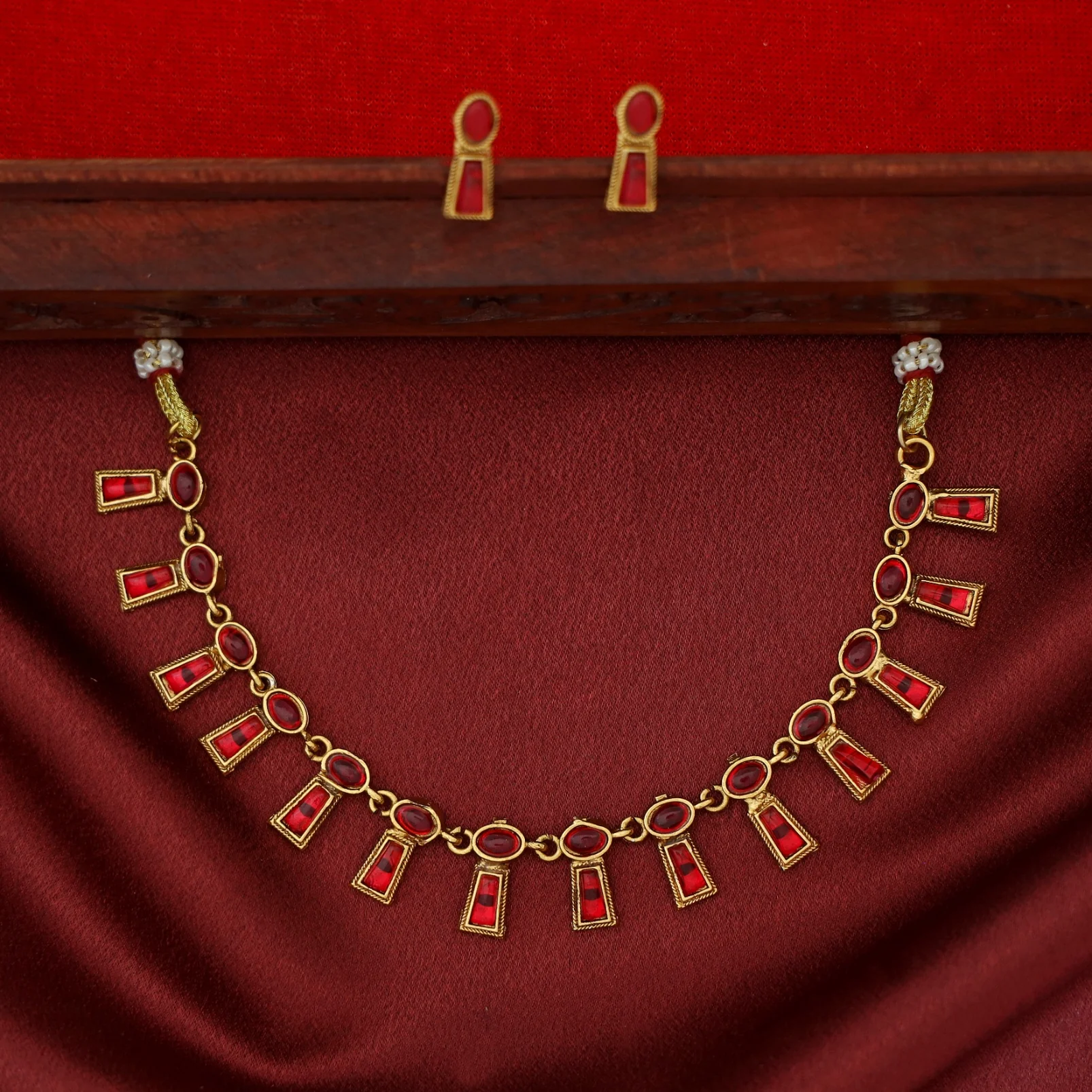 Tanmaya Kemp Stone Short Neckpiece With Earring - Image 3