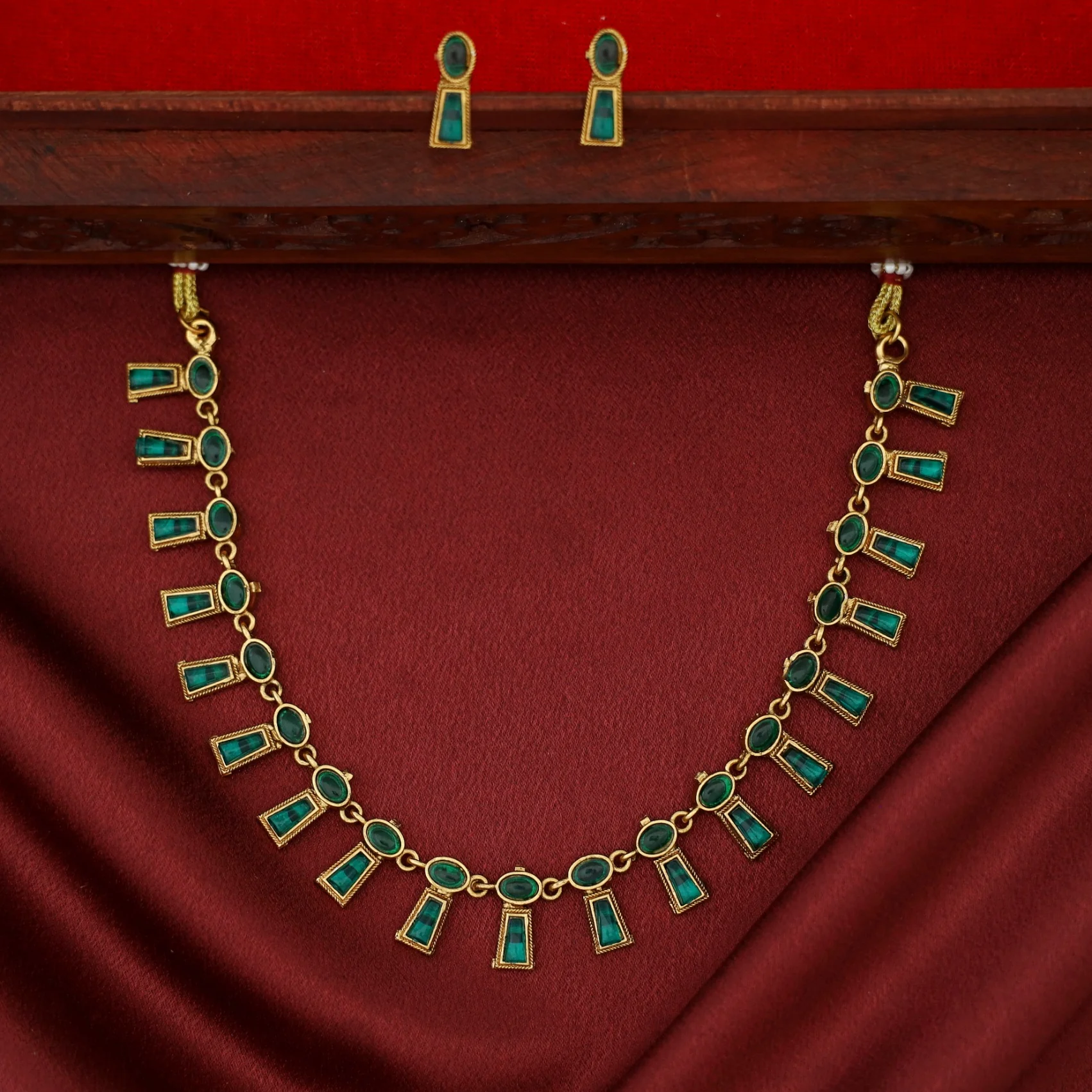 Tanmaya Kemp Stone Short Neckpiece With Earring - Image 4