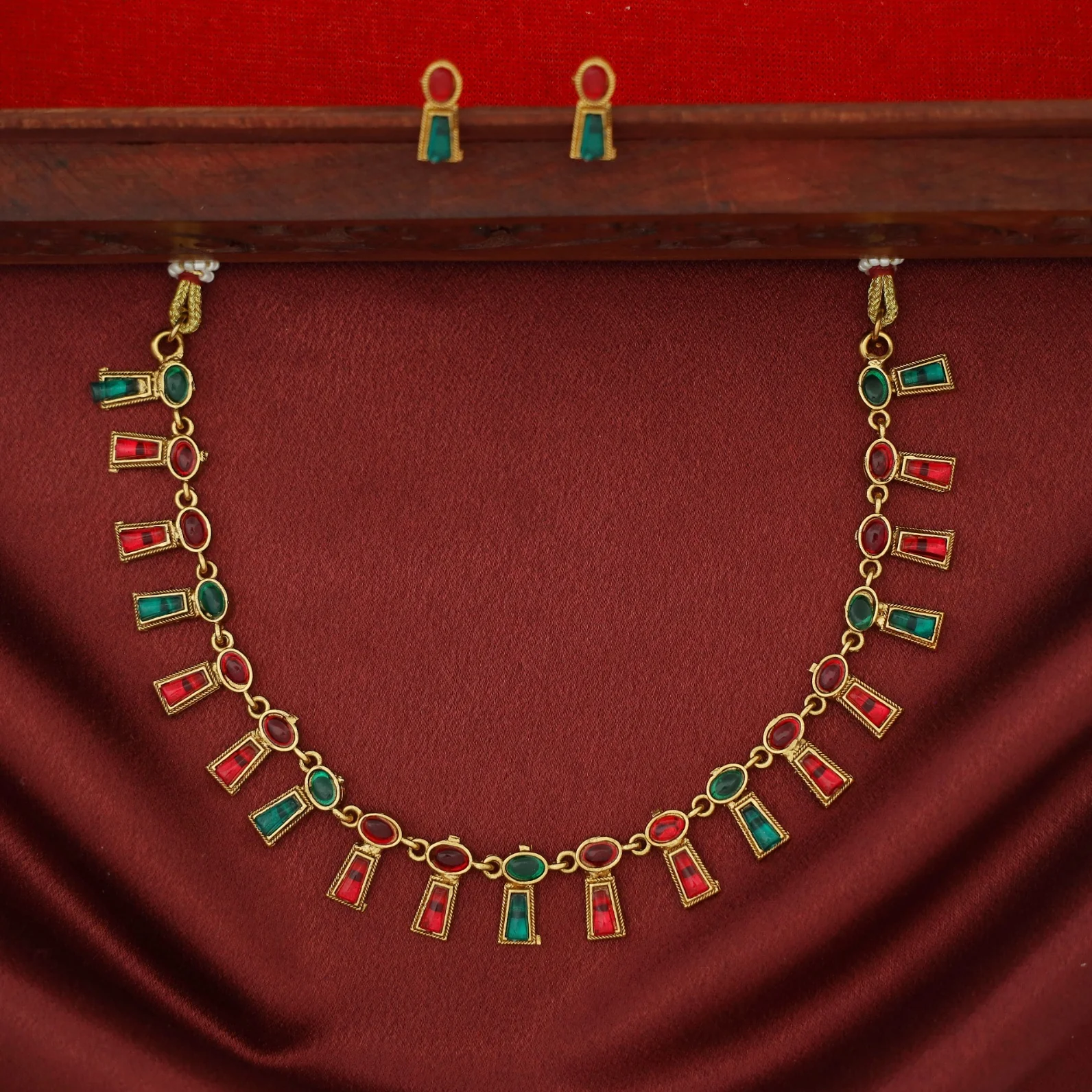 Tanmaya Kemp Stone Short Neckpiece With Earring - Image 5