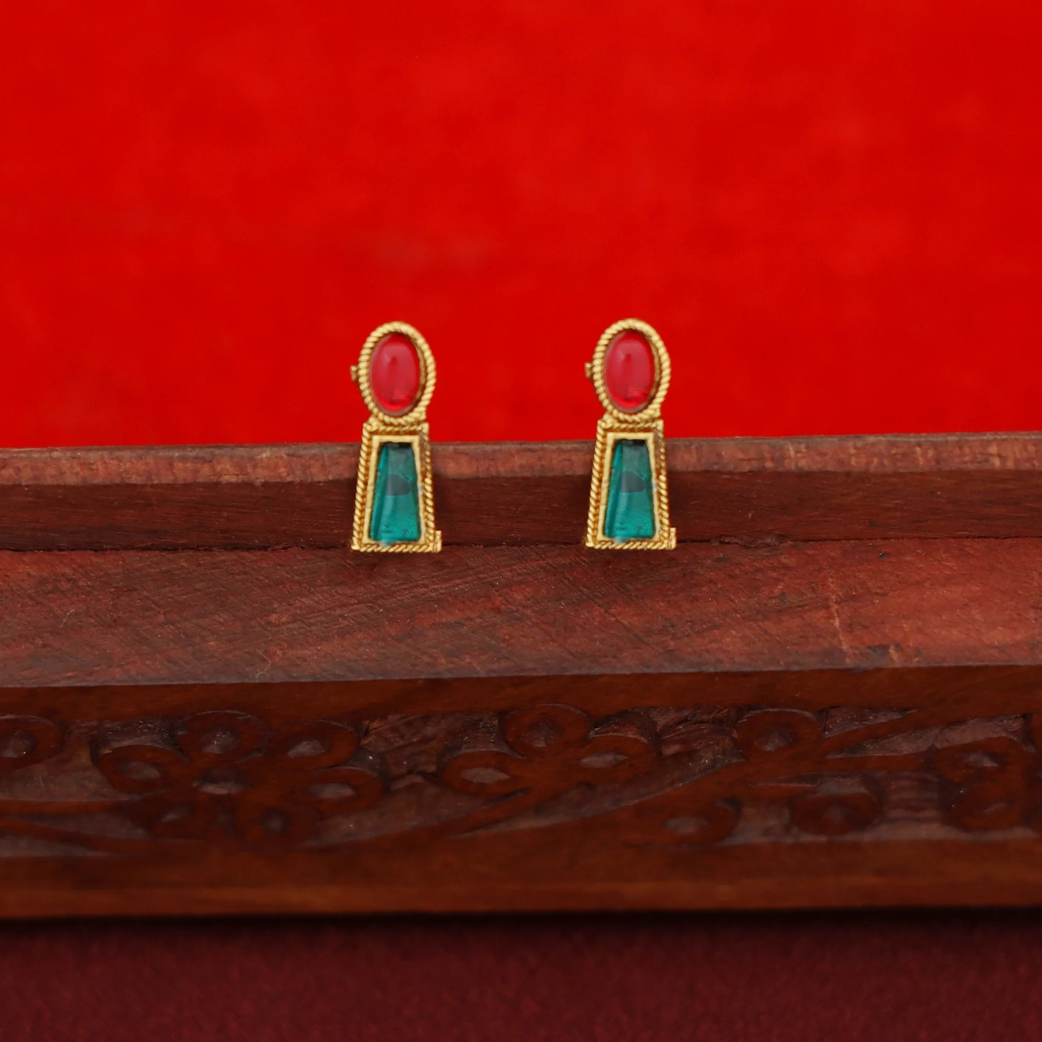 Tanmaya Kemp Stone Short Neckpiece With Earring - Image 7