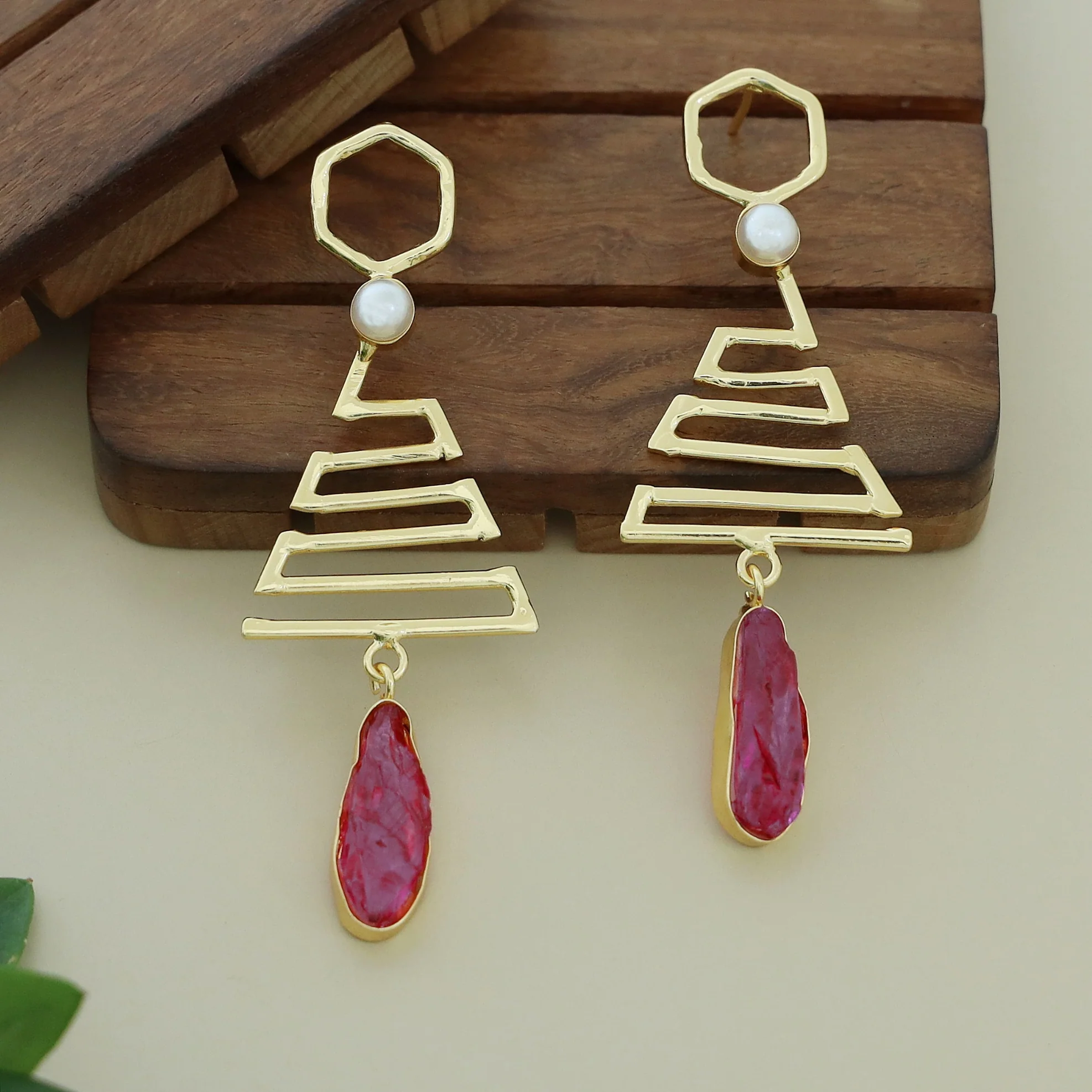 Tannu Zigzag Pearl Dyed Stone Earring - Image 2