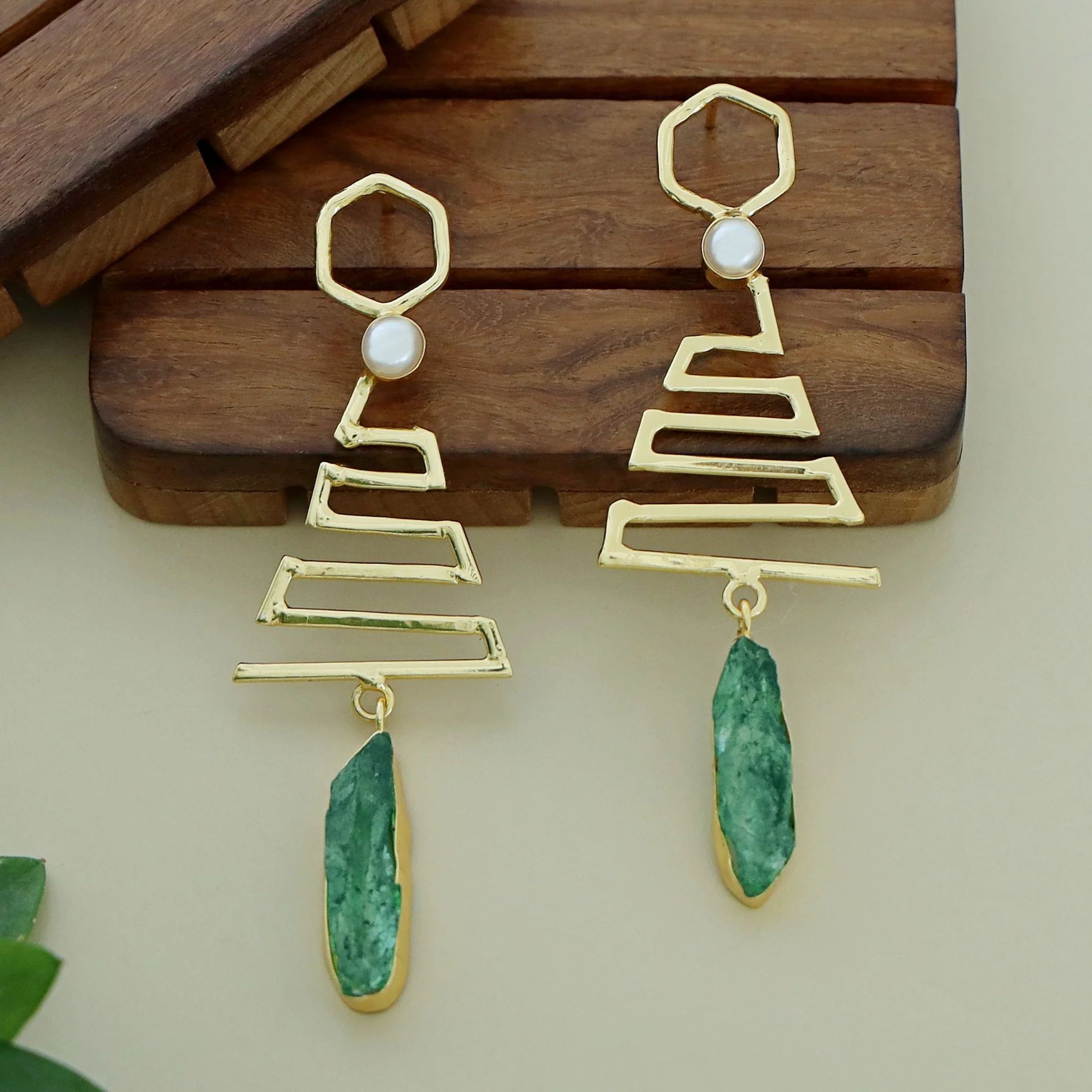 Tannu Zigzag Pearl Dyed Stone Earring - Image 3