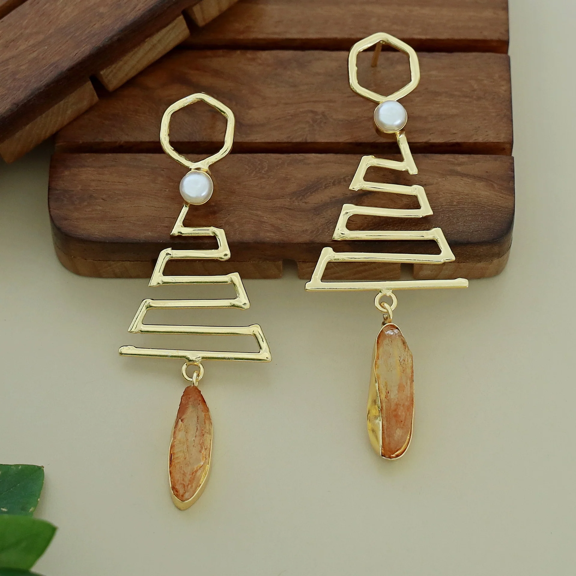 Tannu Zigzag Pearl Dyed Stone Earring - Image 4