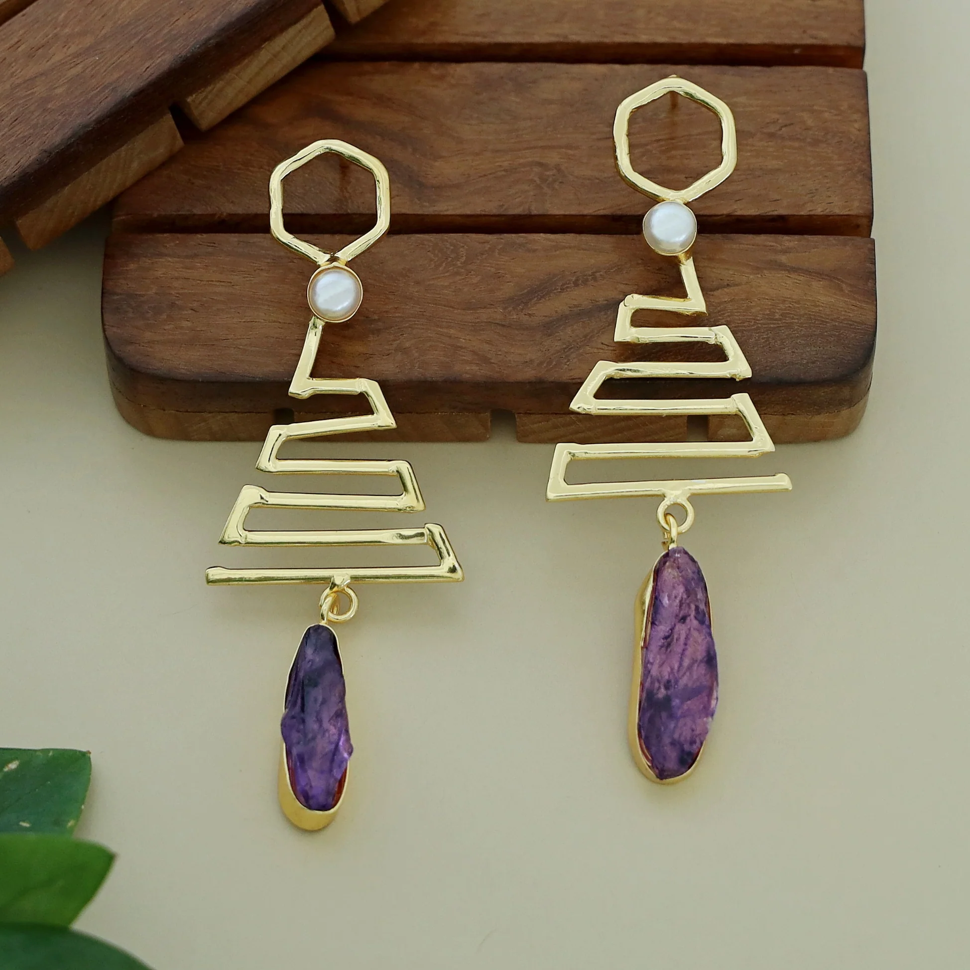 Tannu Zigzag Pearl Dyed Stone Earring - Image 5