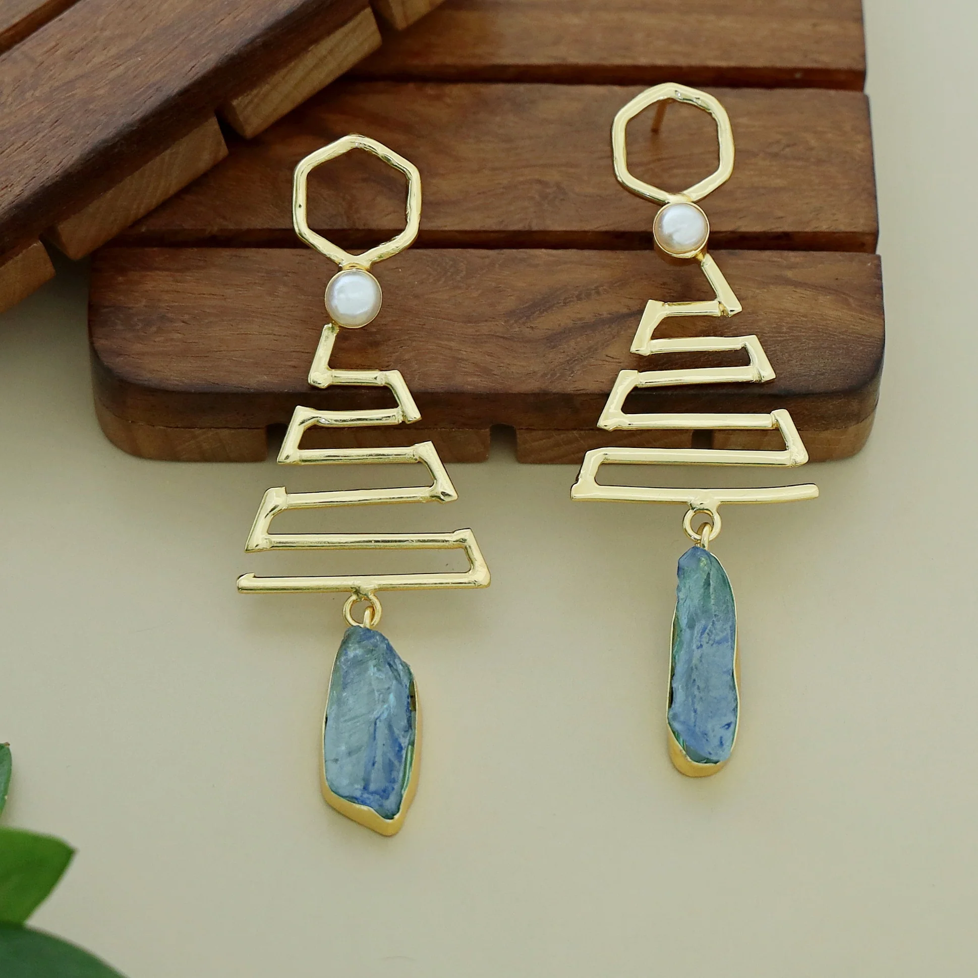 Tannu Zigzag Pearl Dyed Stone Earring - Image 6