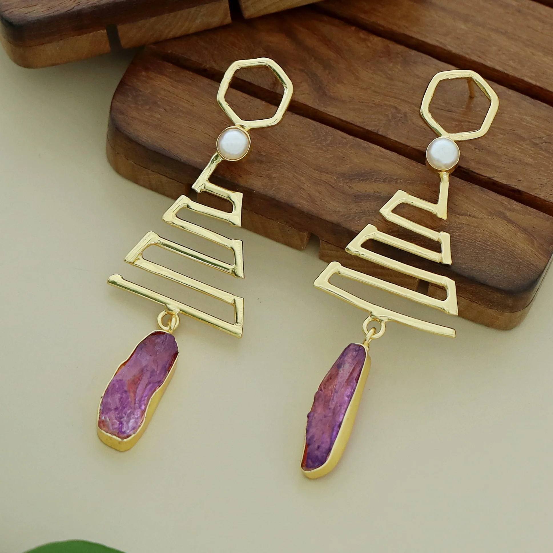 Tannu Zigzag Pearl Dyed Stone Earring - Image 7