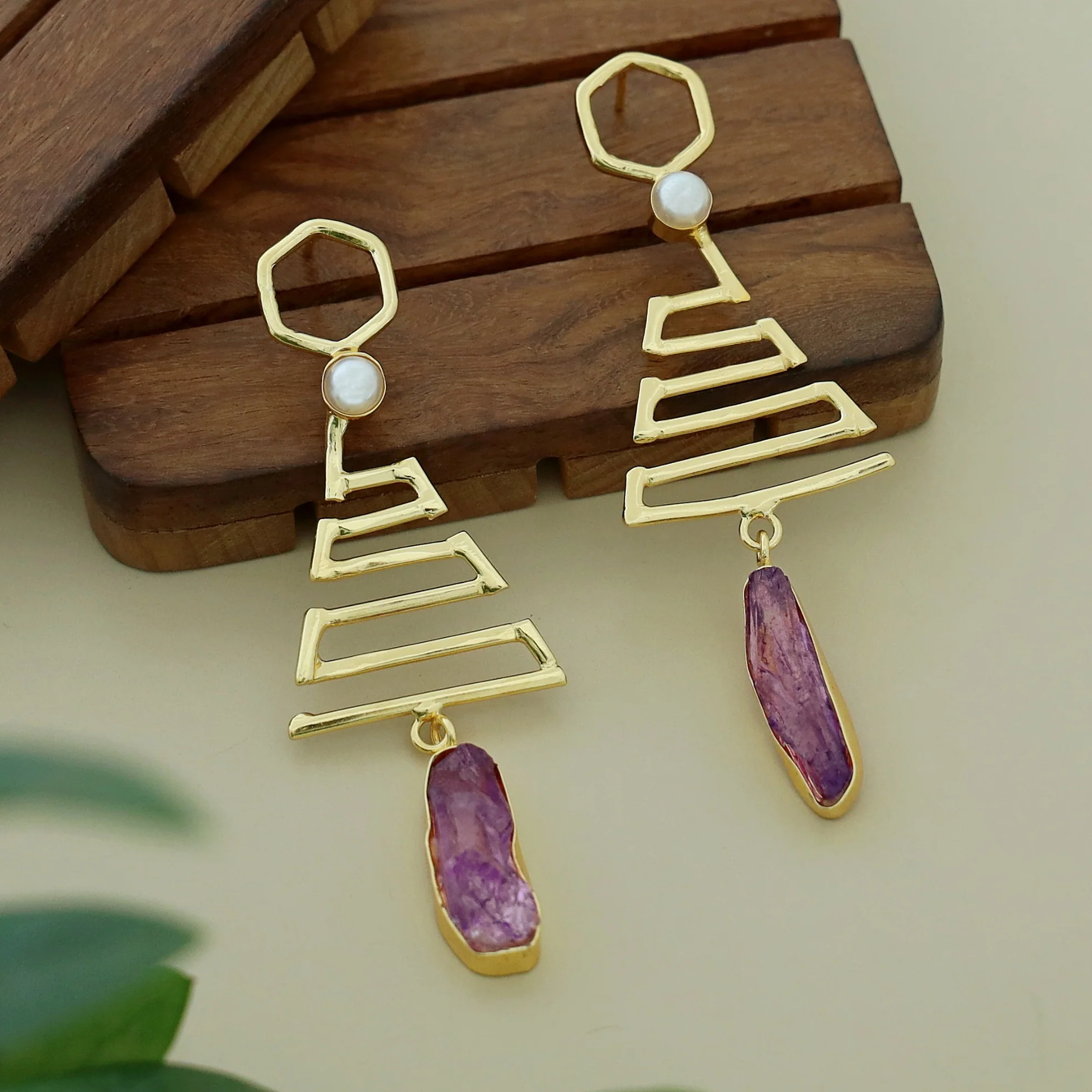 Tannu Zigzag Pearl Dyed Stone Earring - Image 8