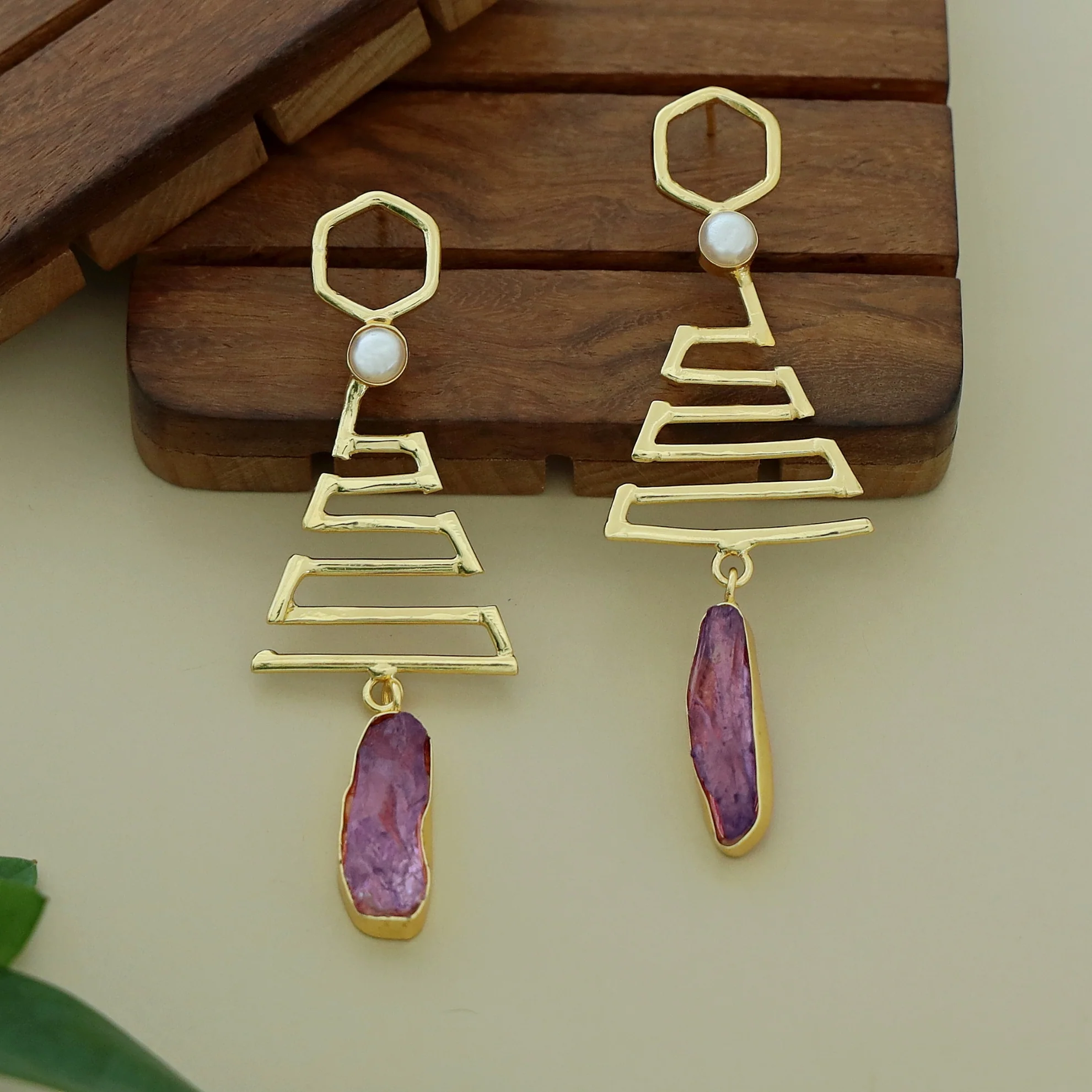 Tannu Zigzag Pearl Dyed Stone Earring - Image 9