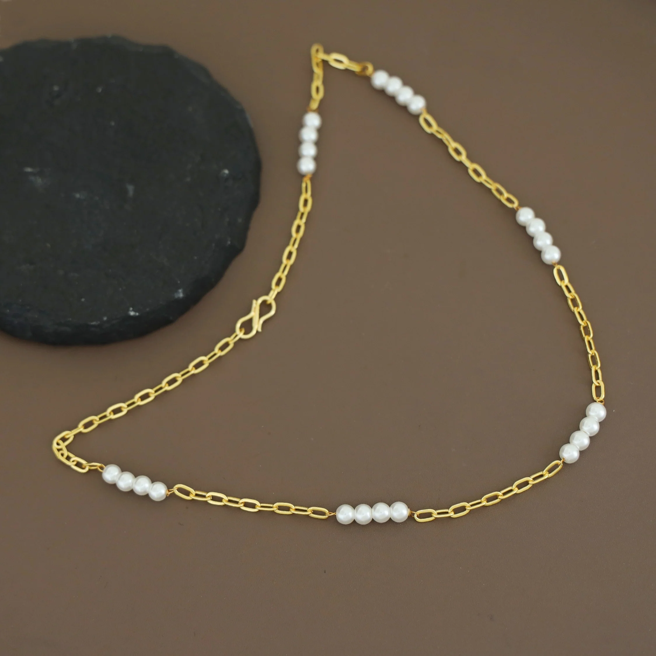 Eila Tetra Pearl Chain Neckpiece - Image 2