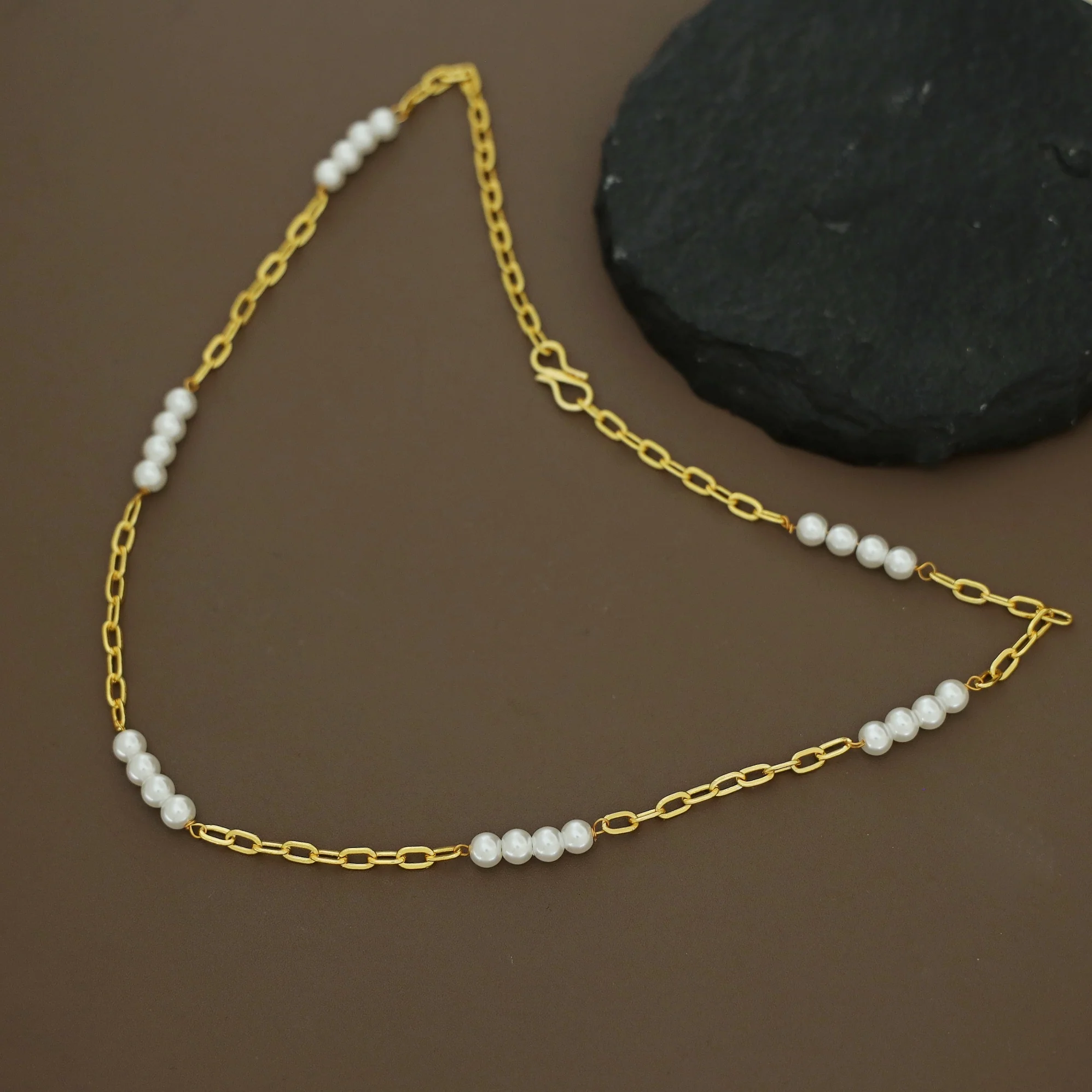 Eila Tetra Pearl Chain Neckpiece - Image 3