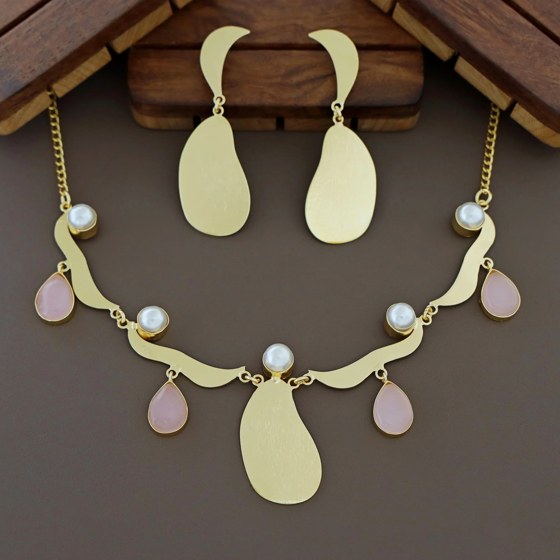 Tresaria Tetra Glossy 5 Pearl Neckpiece With Earring - Image 10