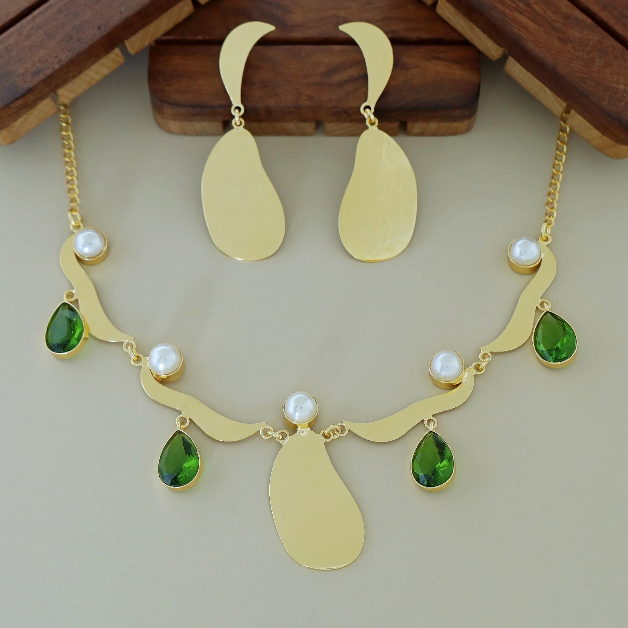Tresaria Tetra Glossy 5 Pearl Neckpiece With Earring - Image 3