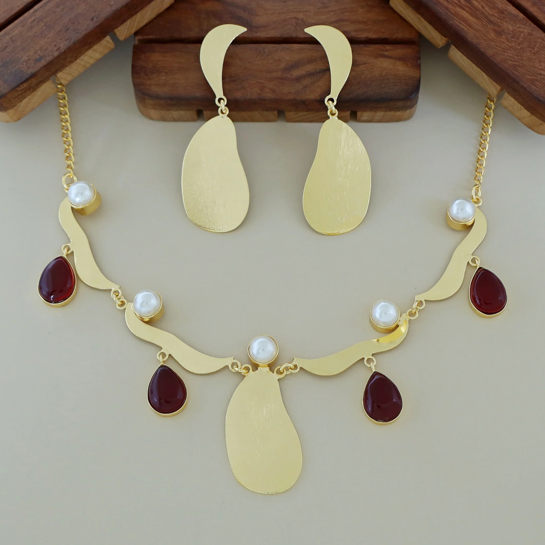 Tresaria Tetra Glossy 5 Pearl Neckpiece With Earring - Image 4
