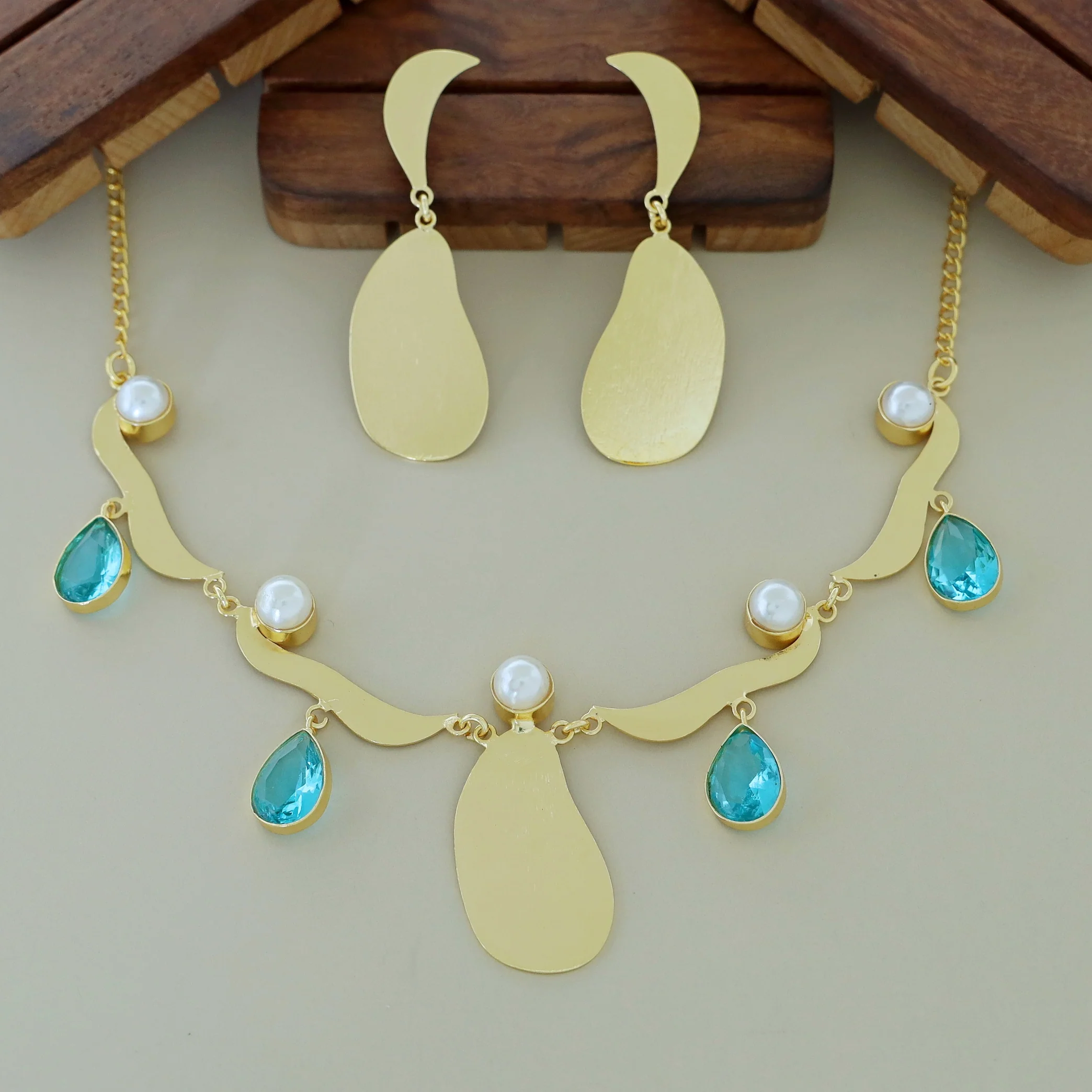 Tresaria Tetra Glossy 5 Pearl Neckpiece With Earring - Image 5
