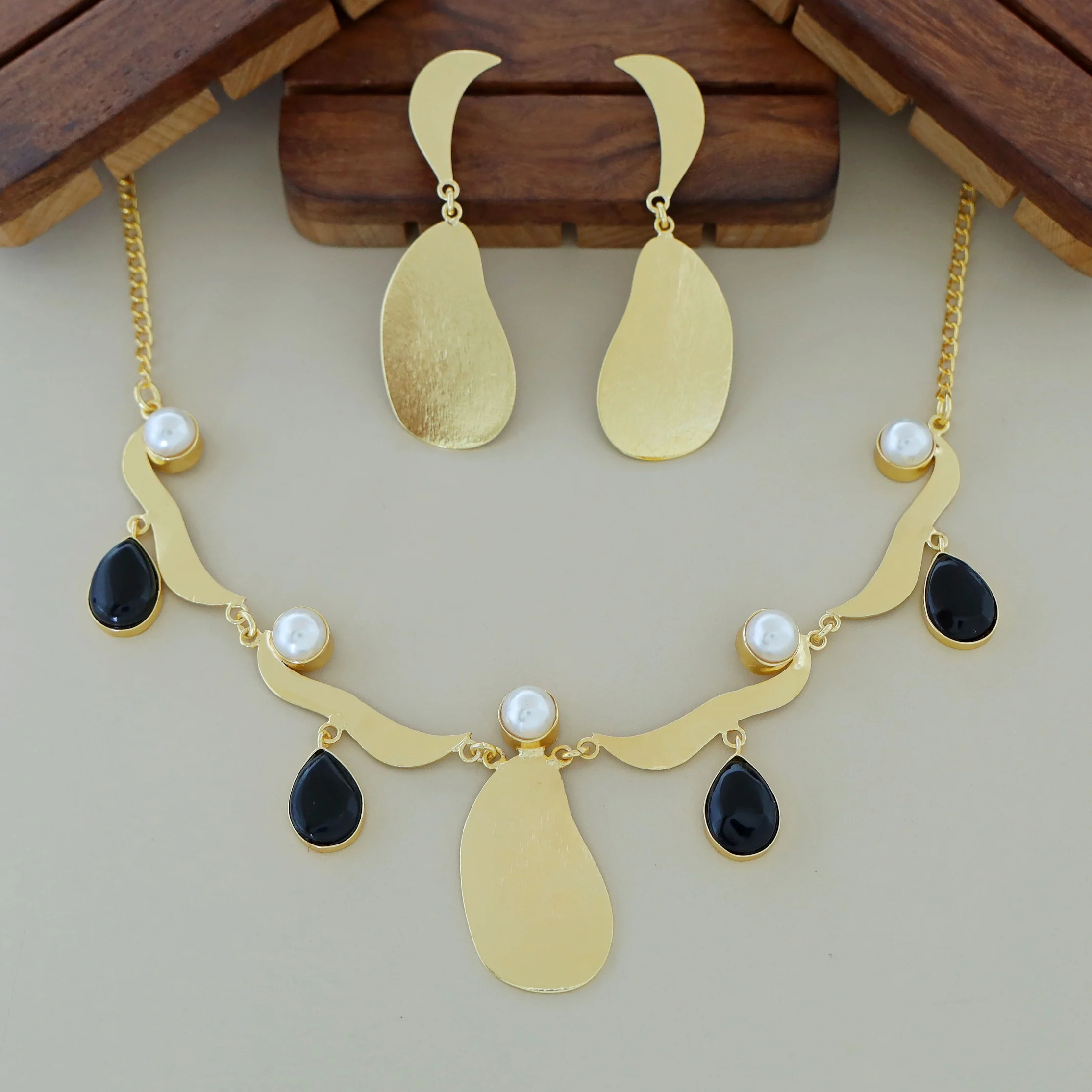 Tresaria Tetra Glossy 5 Pearl Neckpiece With Earring - Image 6