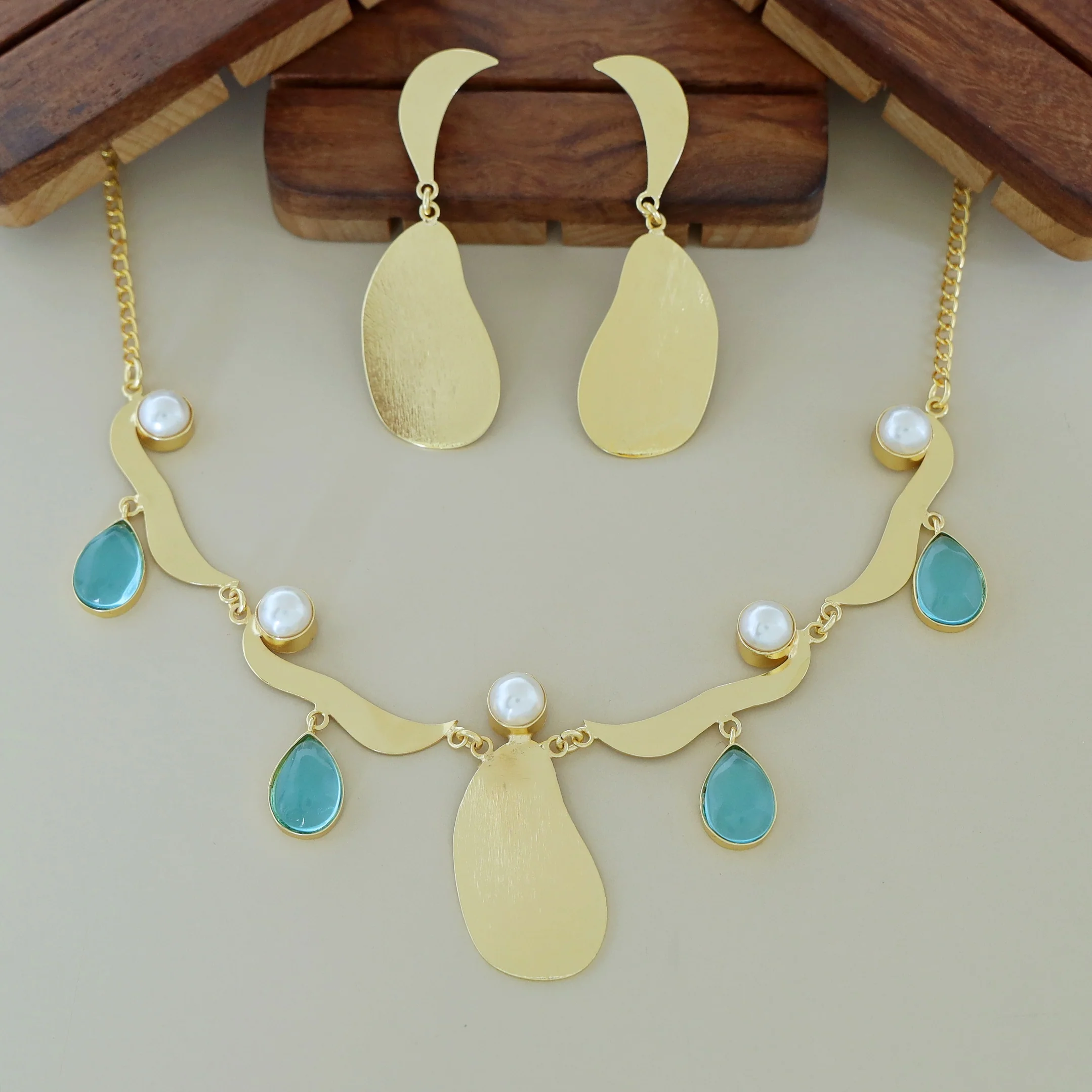 Tresaria Tetra Glossy 5 Pearl Neckpiece With Earring - Image 7
