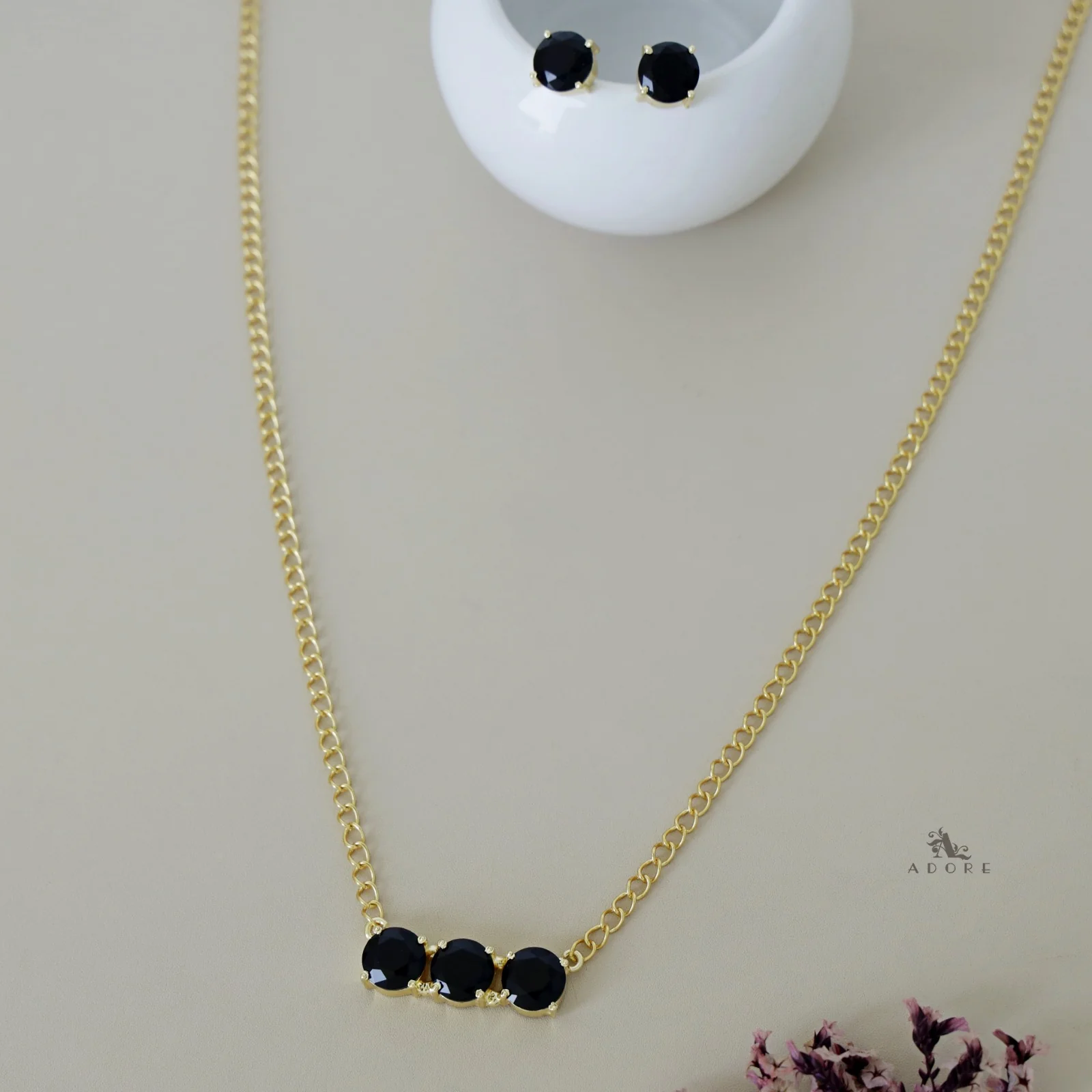 Tri Glossy Claw Stone Neckpiece with Studs - Image 3