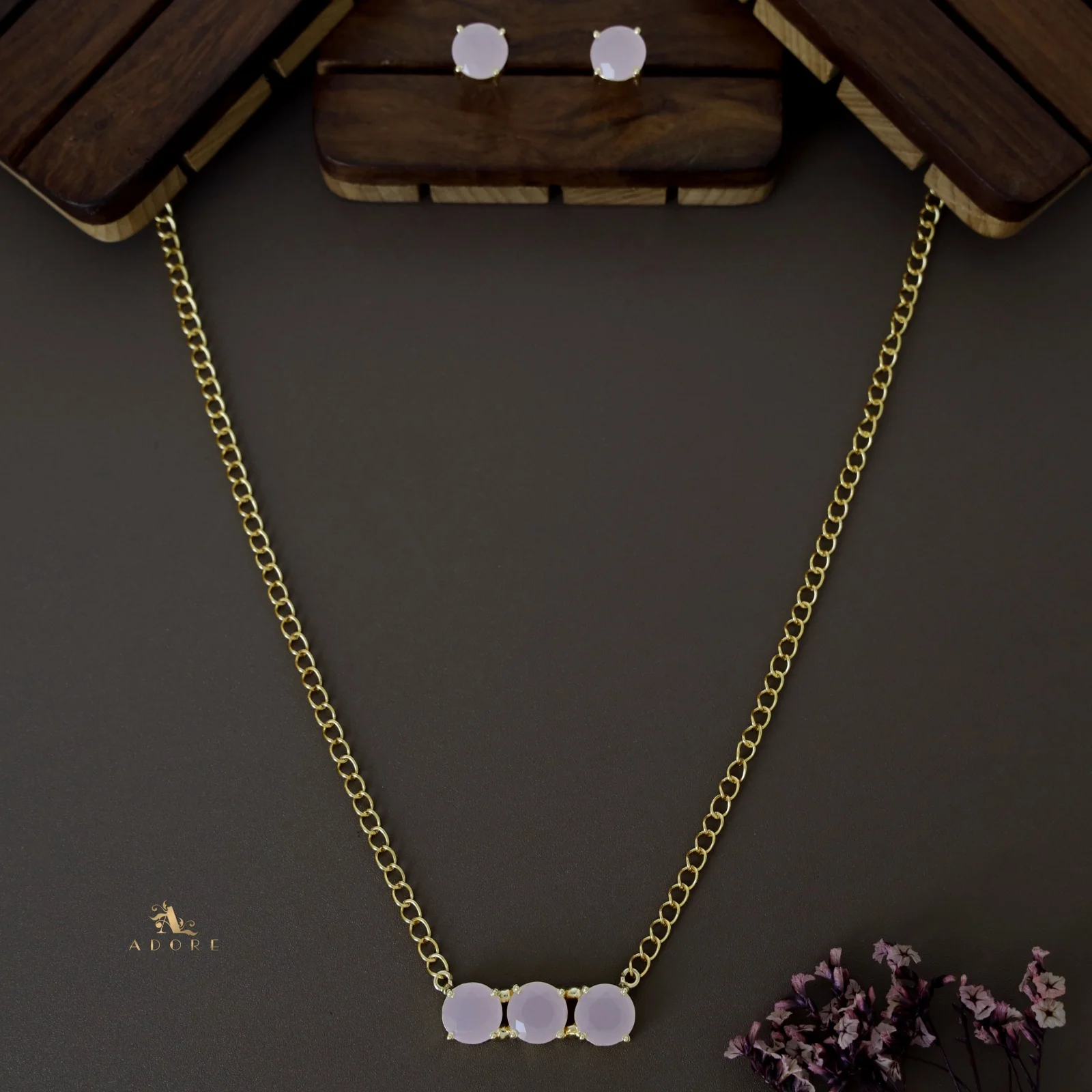 Tri Glossy Claw Stone Neckpiece with Studs - Image 4