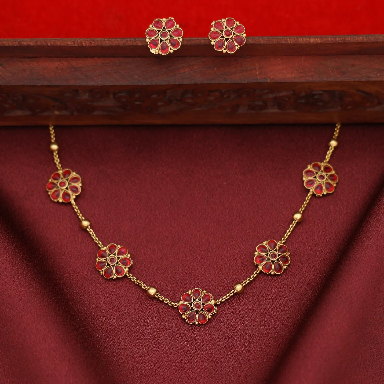 Trinayani 5 Flower Golden Ball Short Neckpiece With Stud - Image 3