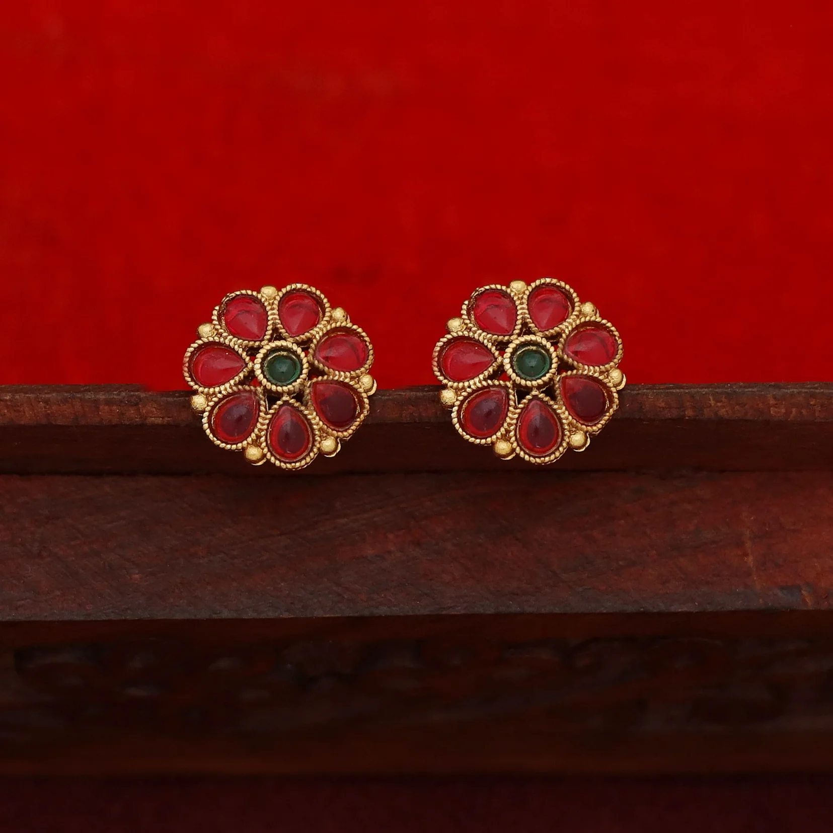 Trinayani 5 Flower Golden Ball Short Neckpiece With Stud - Image 9