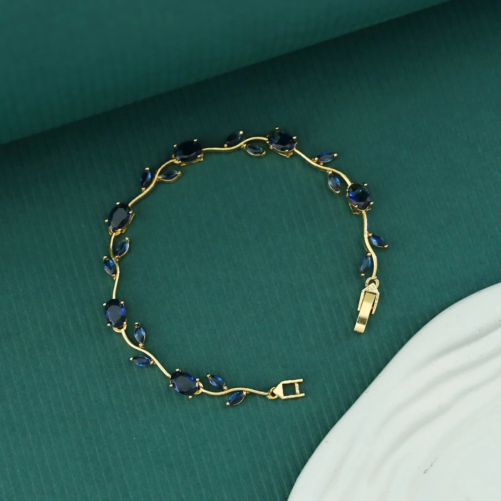 Tulip Glossy Claw Bracelet - Image 13