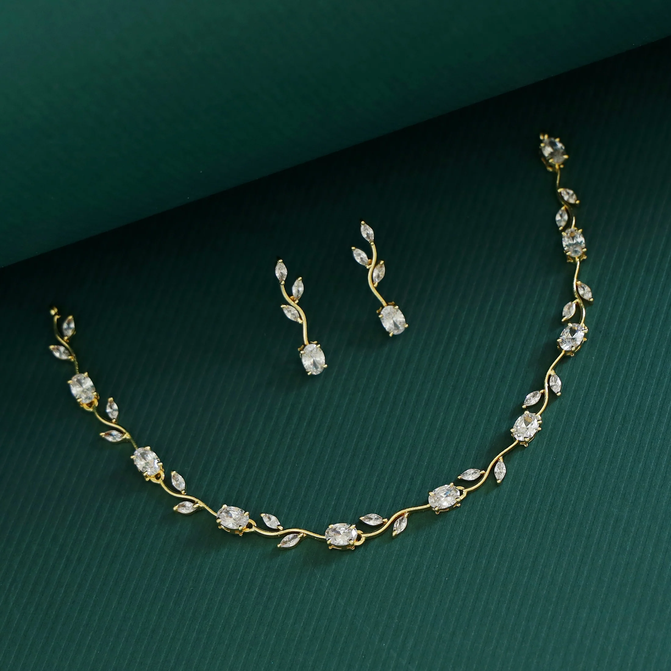 Tulip Glossy Claw Short Neckpiece With Earring - Image 10