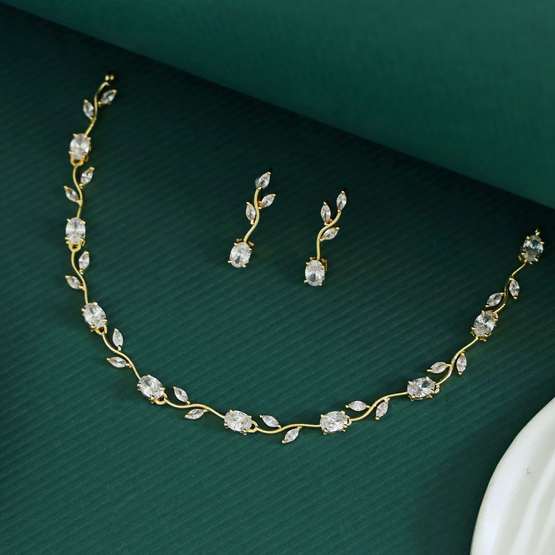 Tulip Glossy Claw Short Neckpiece With Earring - Image 11