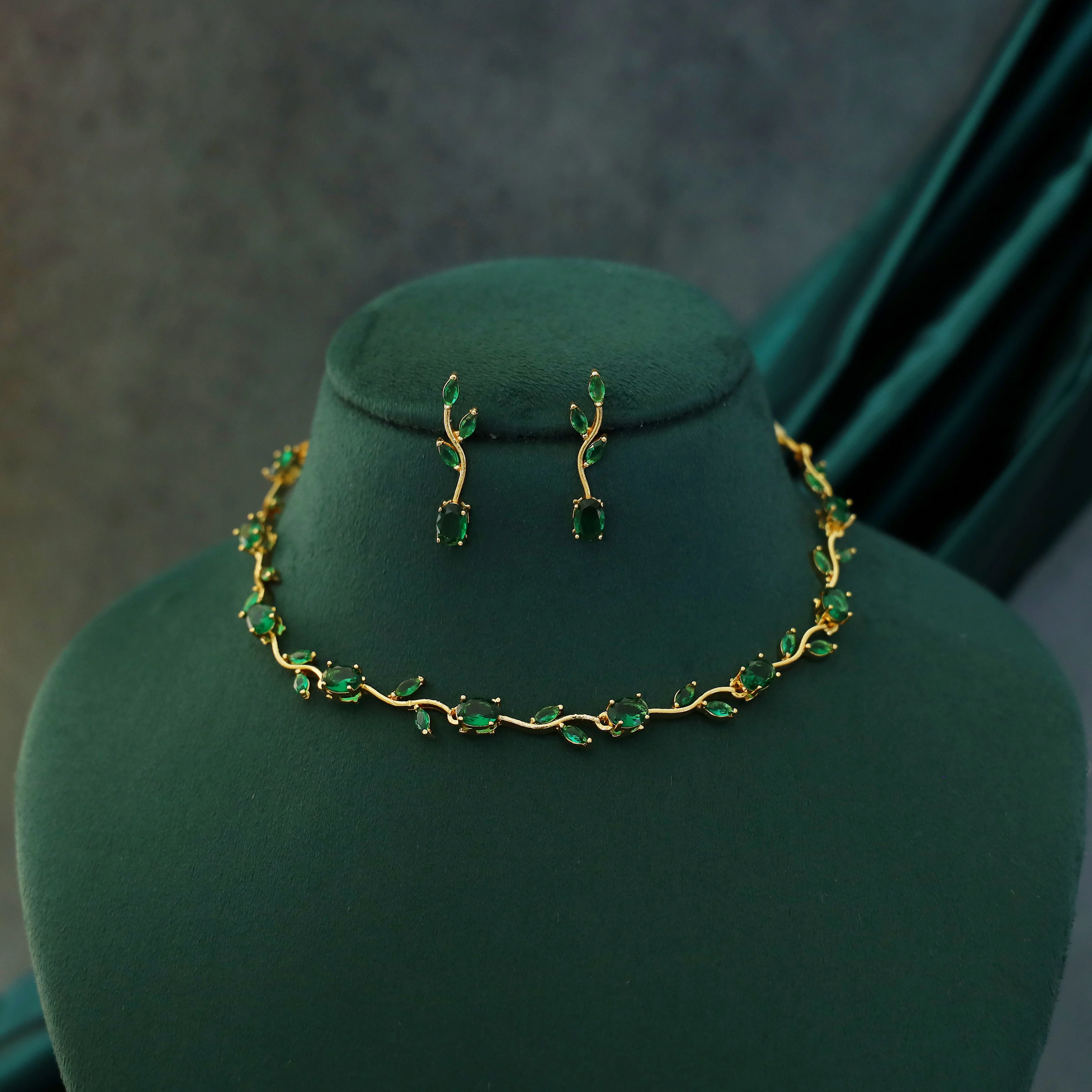 Tulip Glossy Claw Short Neckpiece With Earring - Image 2