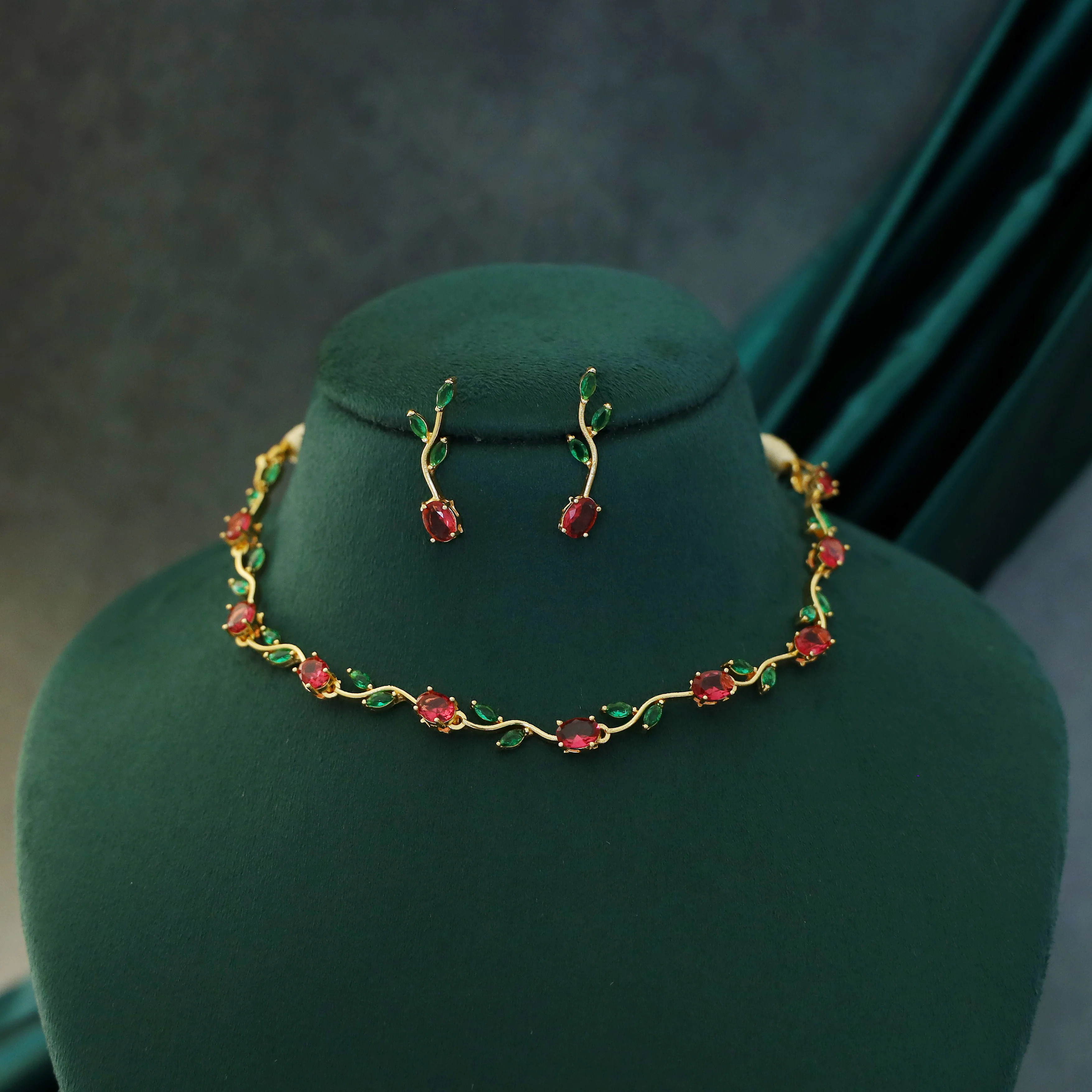Tulip Glossy Claw Short Neckpiece With Earring - Image 3