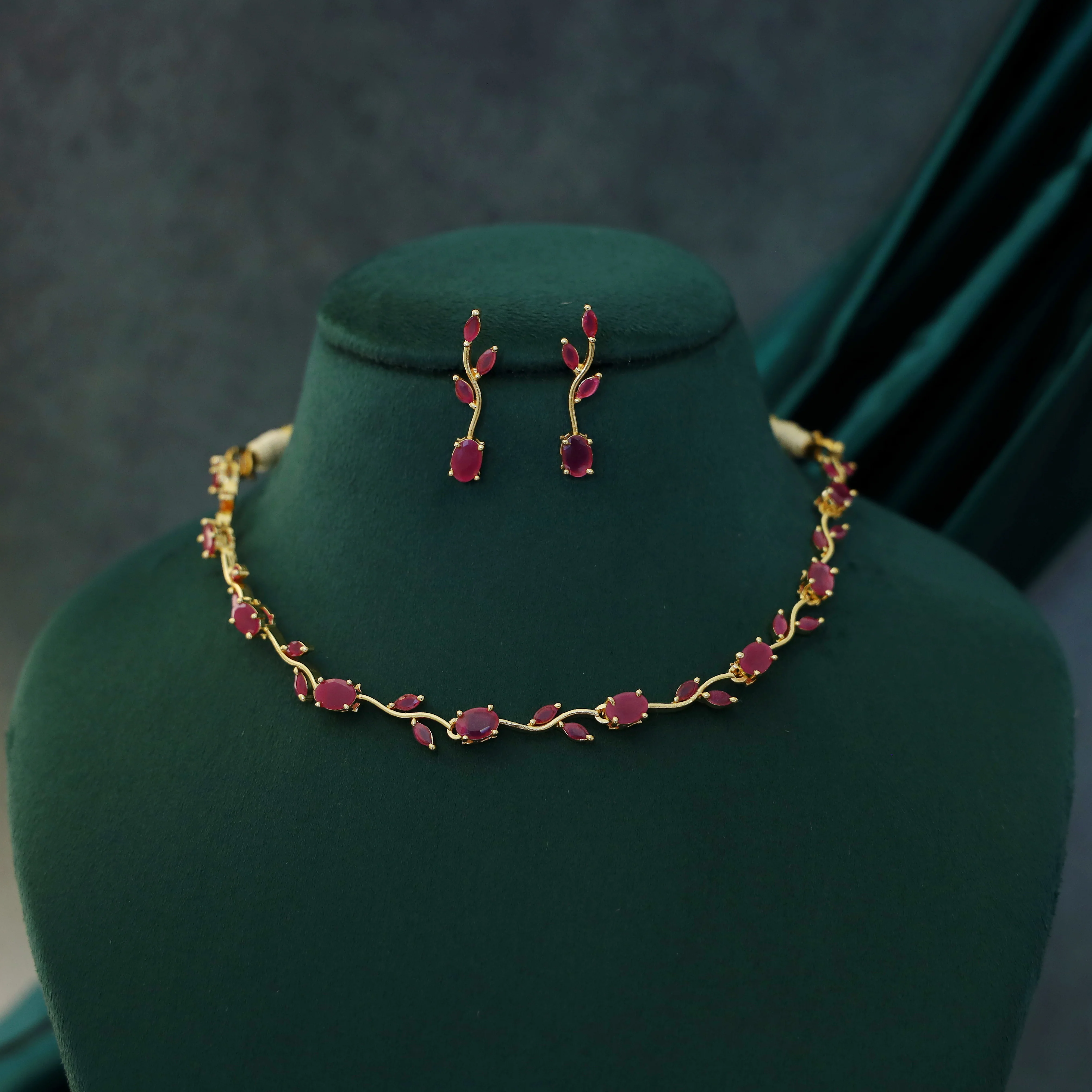 Tulip Glossy Claw Short Neckpiece With Earring - Image 4