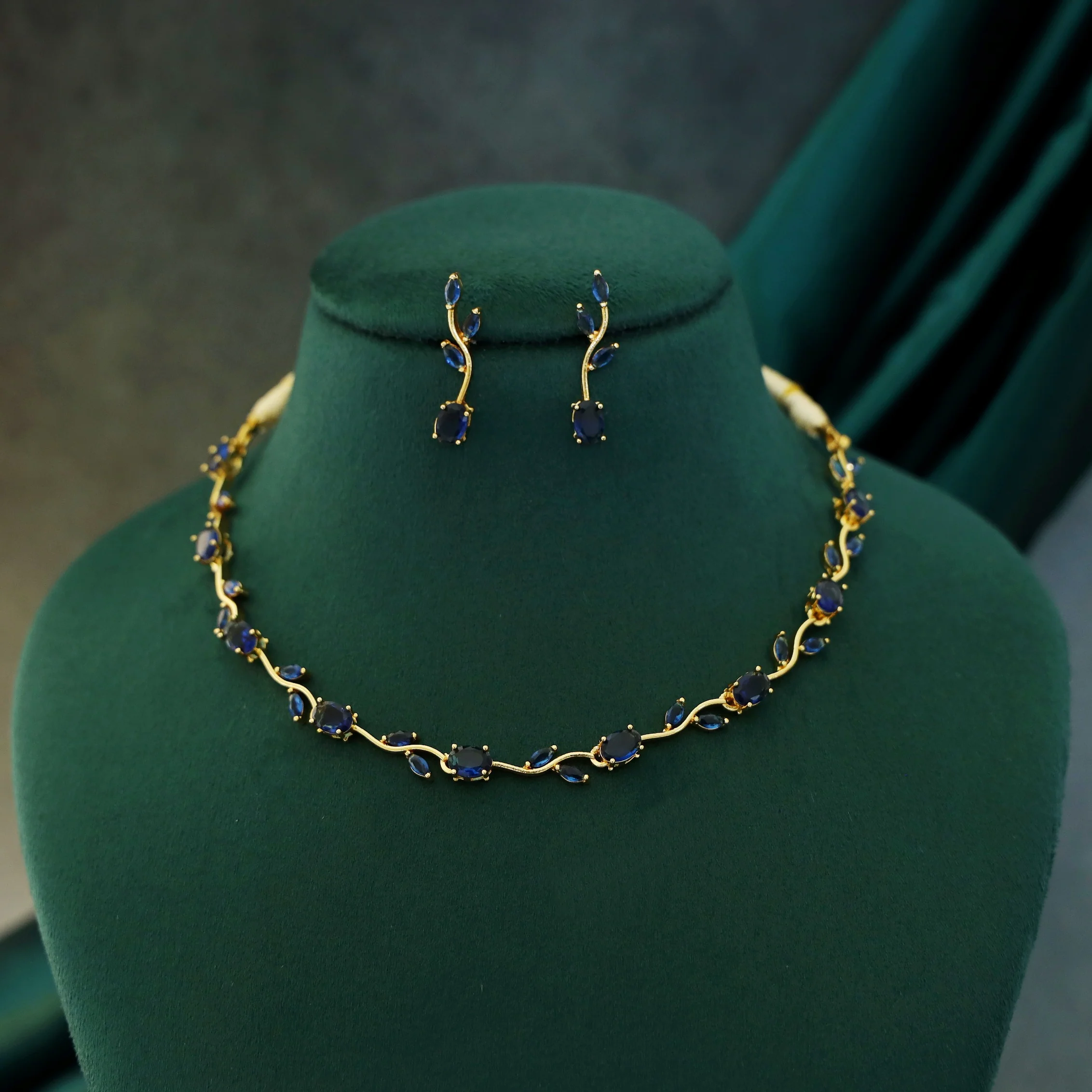 Tulip Glossy Claw Short Neckpiece With Earring - Image 5