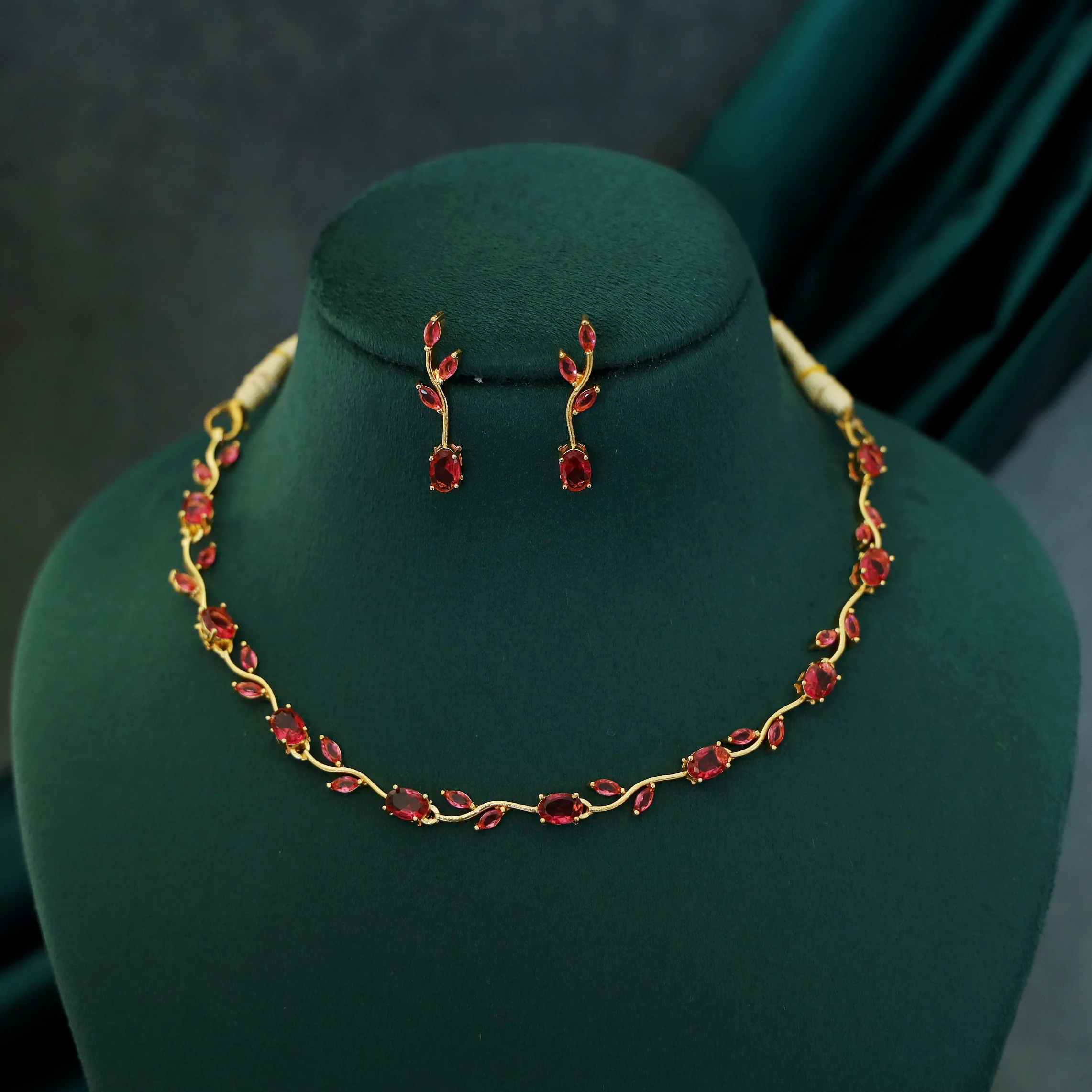 Tulip Glossy Claw Short Neckpiece With Earring - Image 6