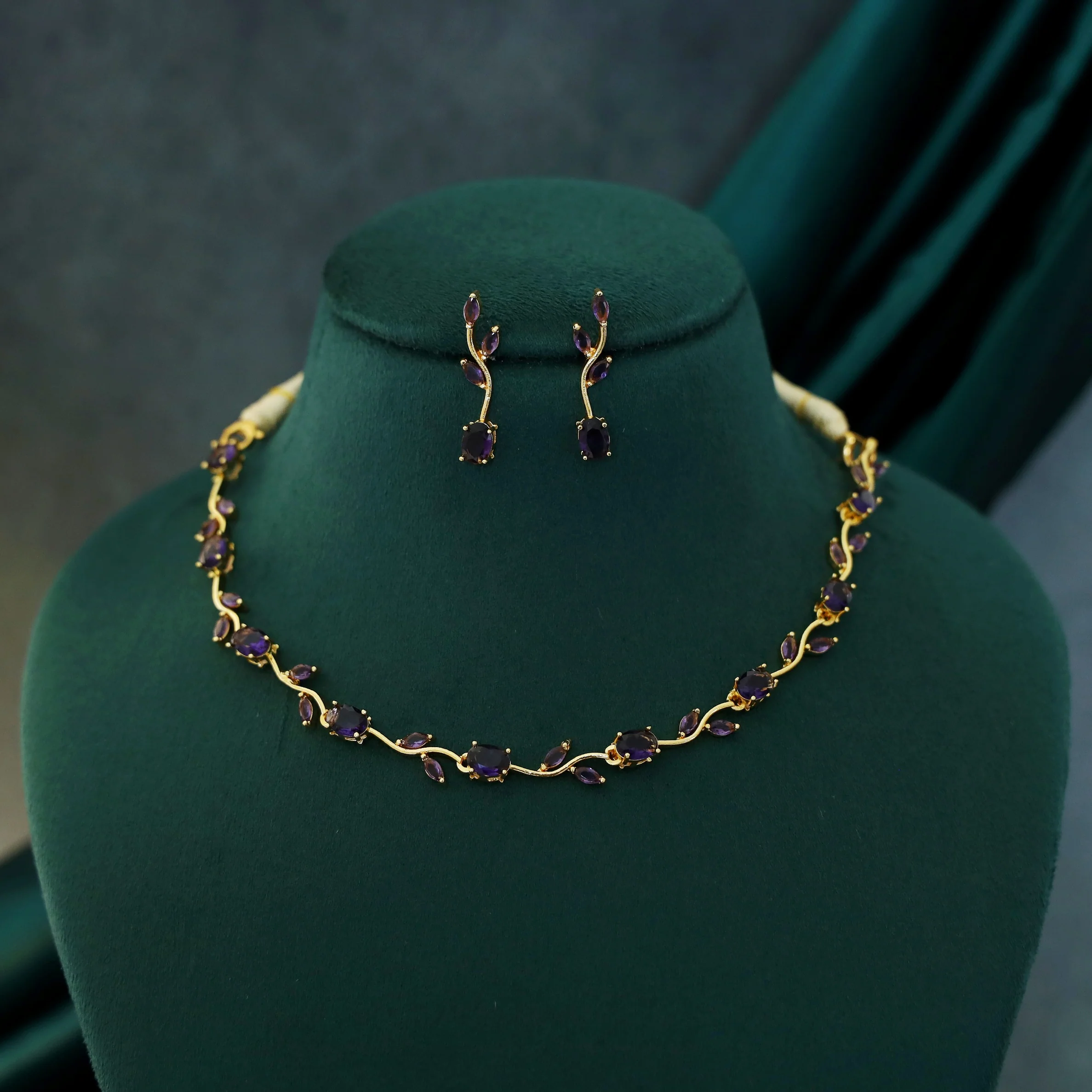 Tulip Glossy Claw Short Neckpiece With Earring - Image 7