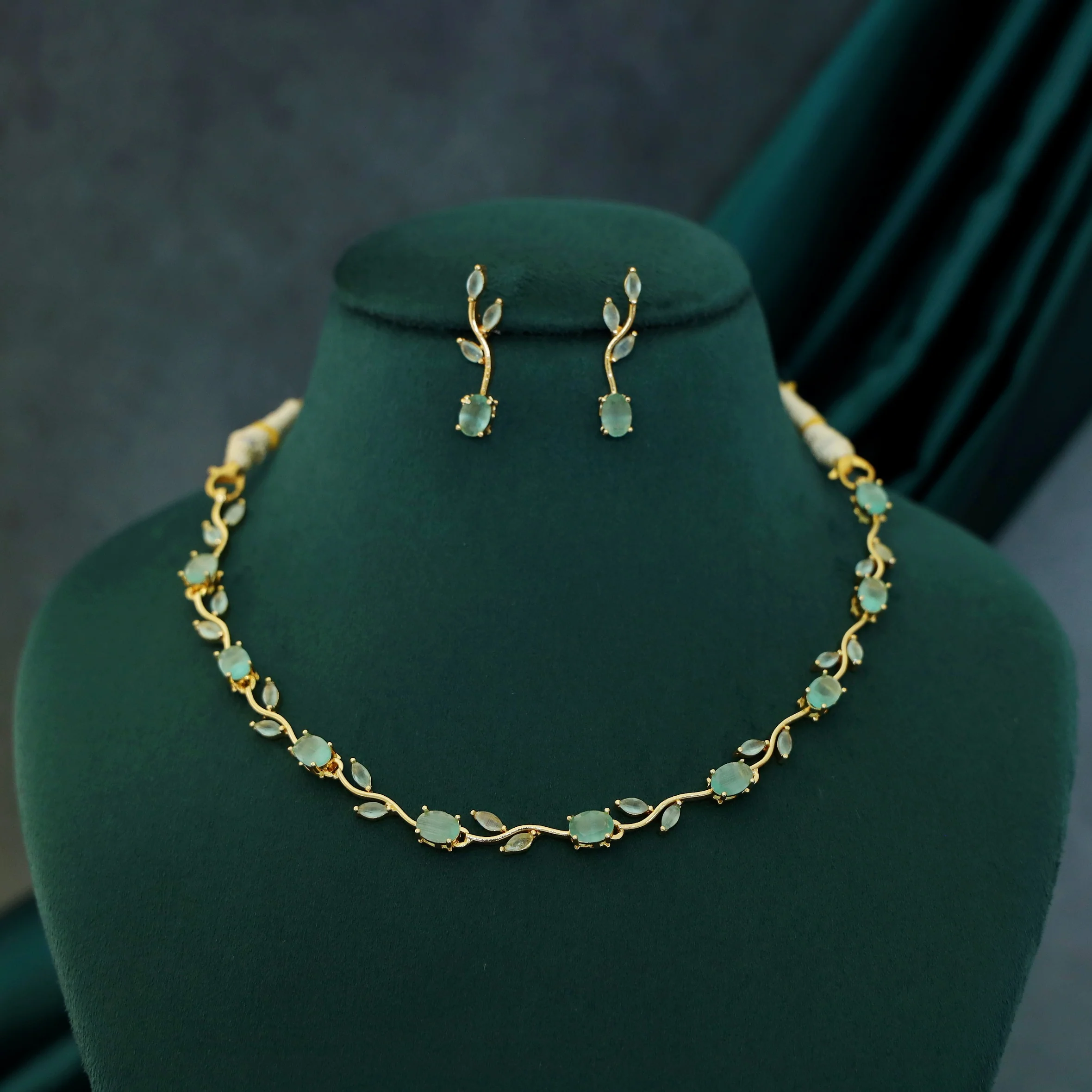 Tulip Glossy Claw Short Neckpiece With Earring - Image 8