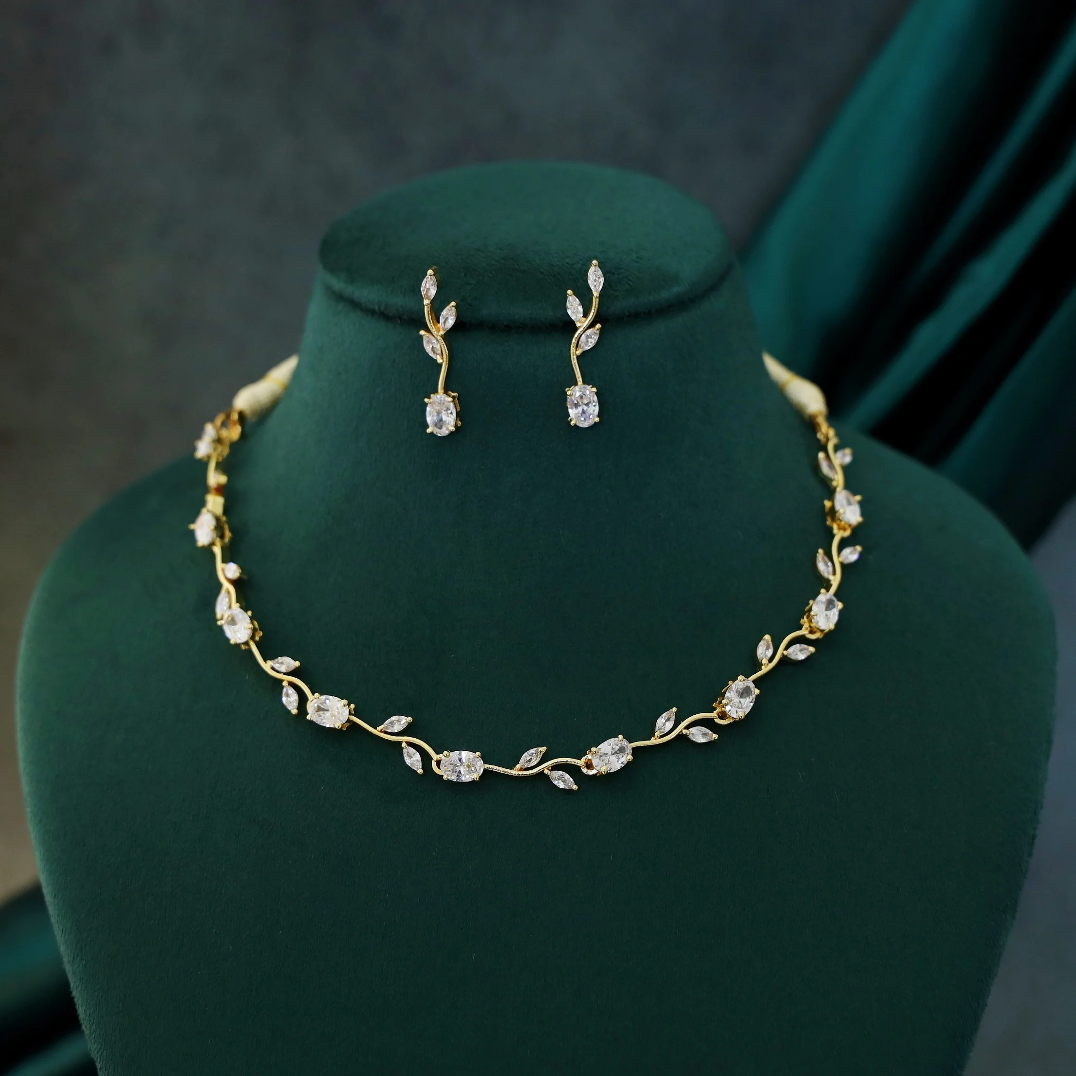 Tulip Glossy Claw Short Neckpiece With Earring - Image 9