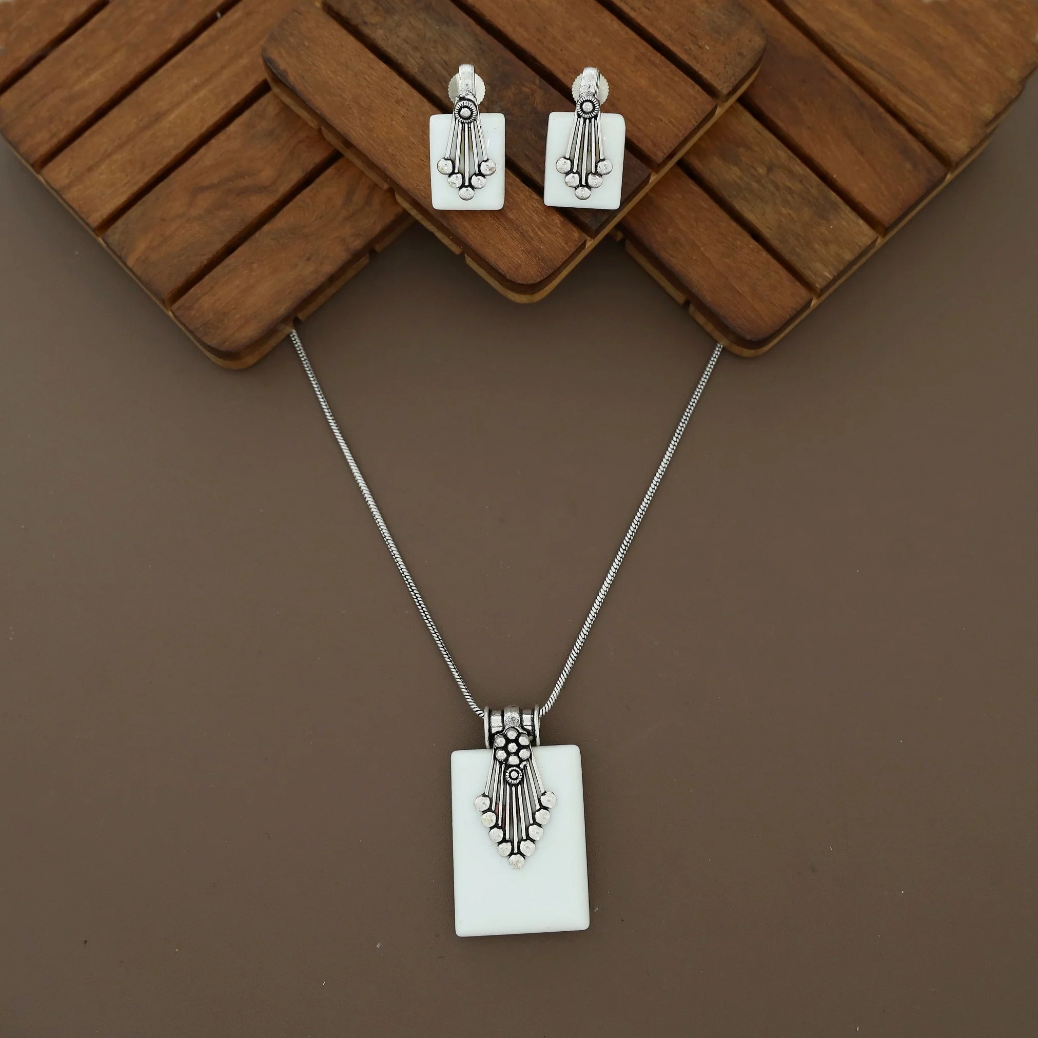 Valena Neckpiece With Earring - Image 4