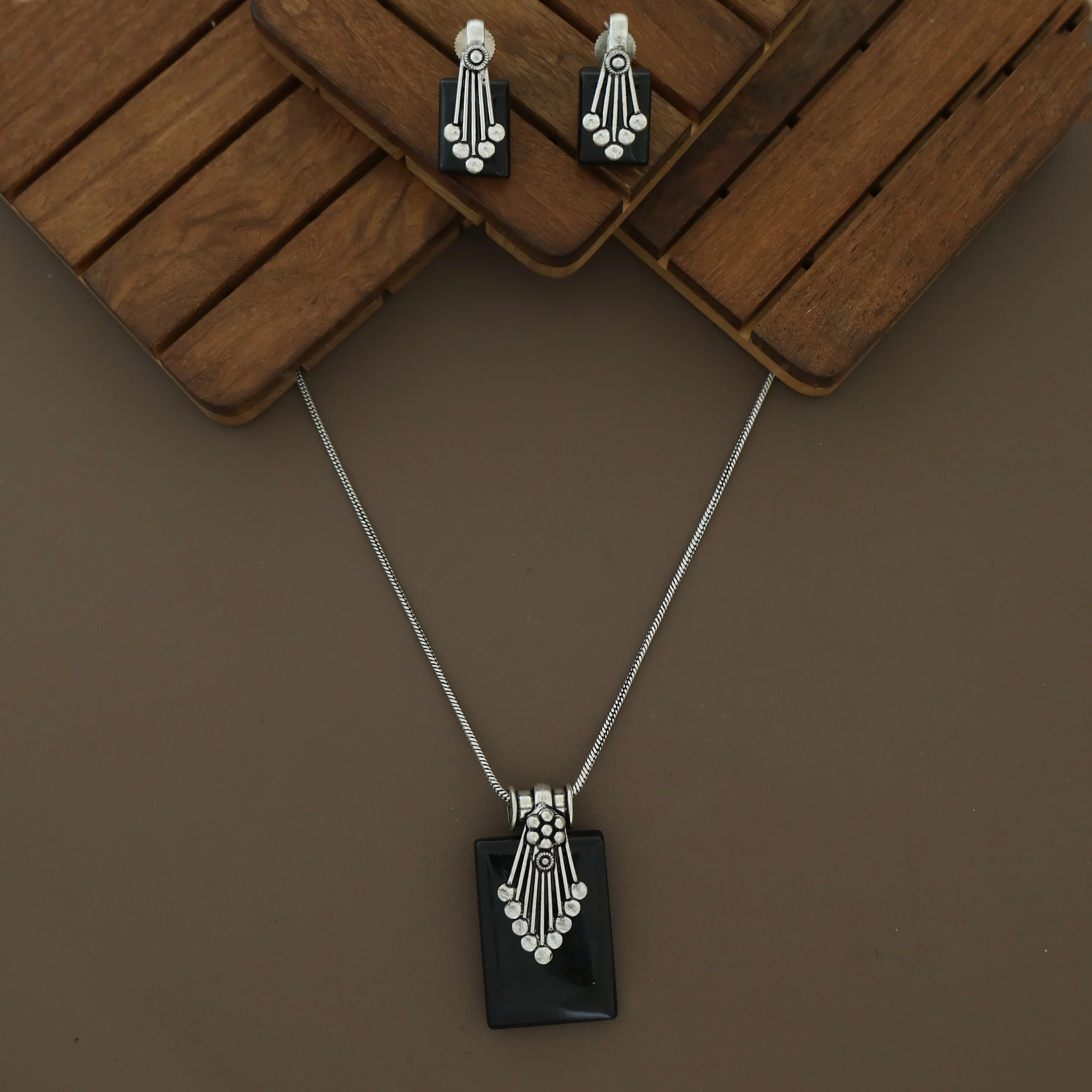 Valena Neckpiece With Earring - Image 5